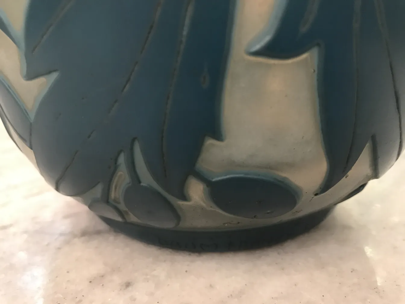 Verre signé de Daum Nancy avec un design élégant et distinctif, antiquité.