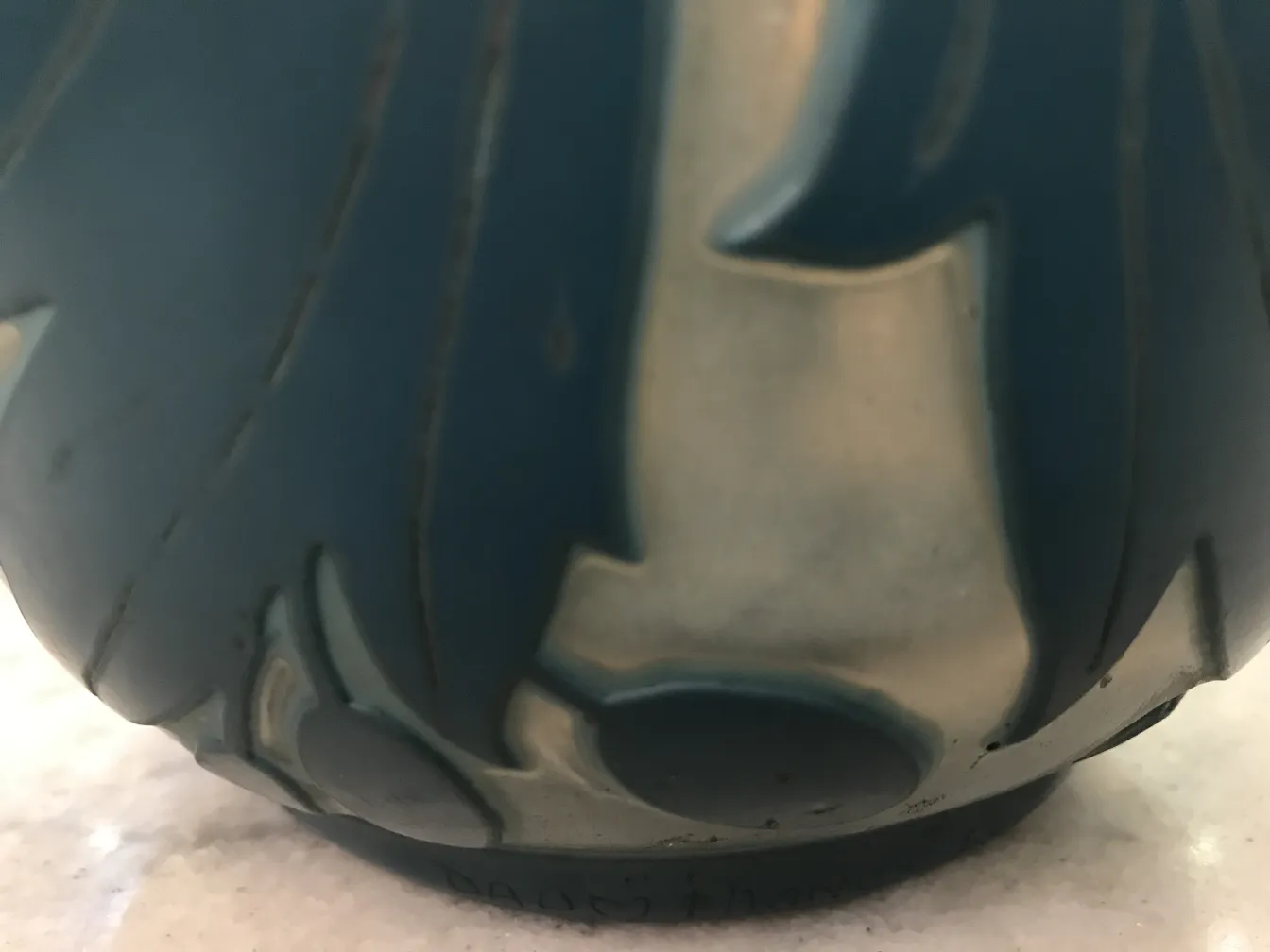 고대 서명 유리잔(Daum Nancy)에는 양각 디자인이 있습니다