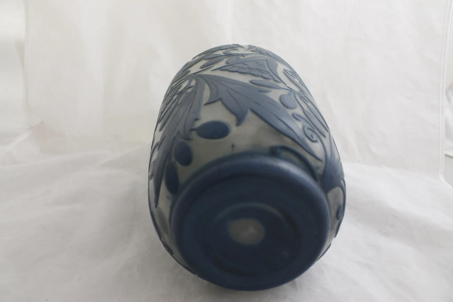 서명된 유리잔 (다움-낸시), 파란색과 흰색 장식 배경이 중립적입니다.