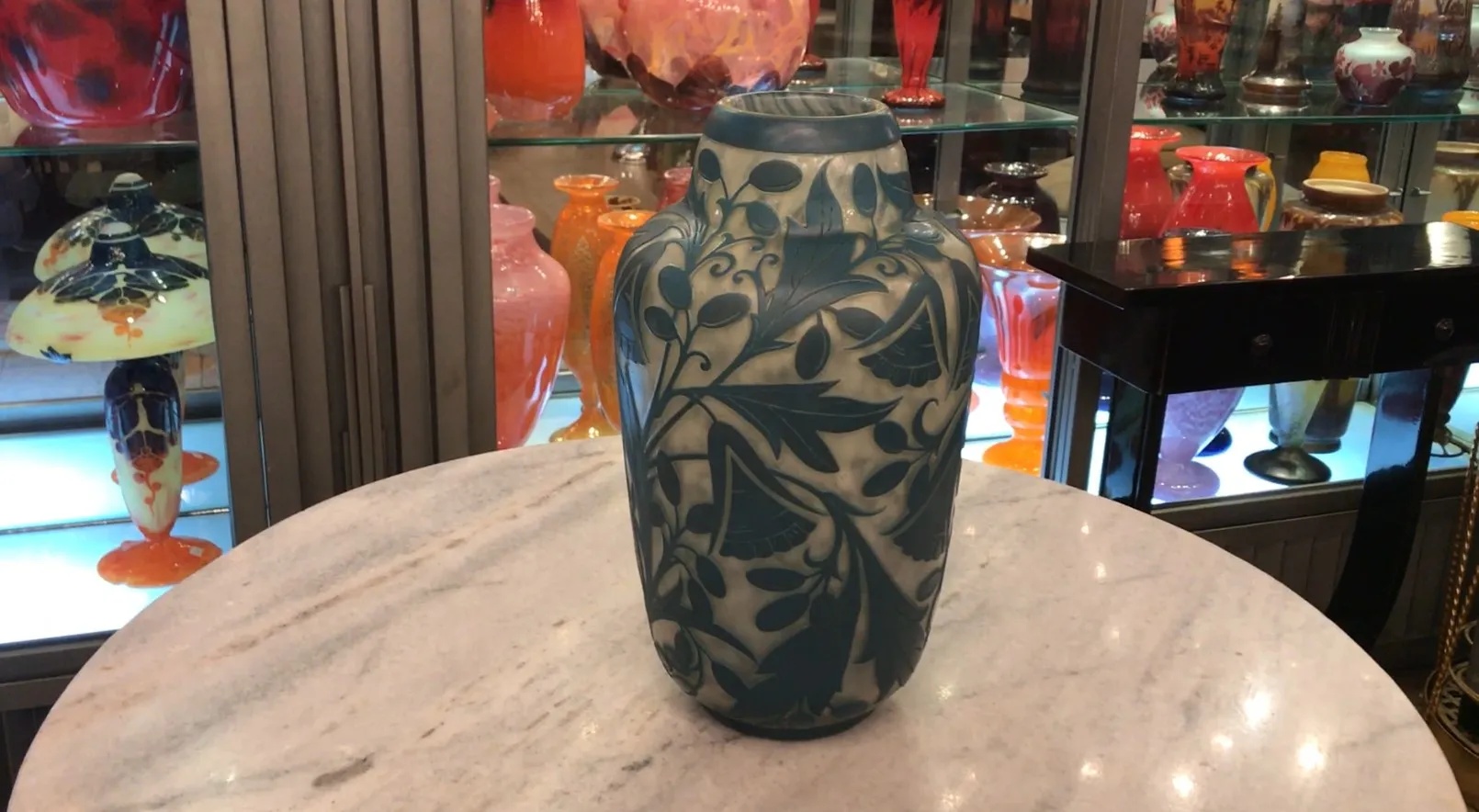 Vidrio firmado Daum Nancy con diseño en relieve y ambiente antiguo.