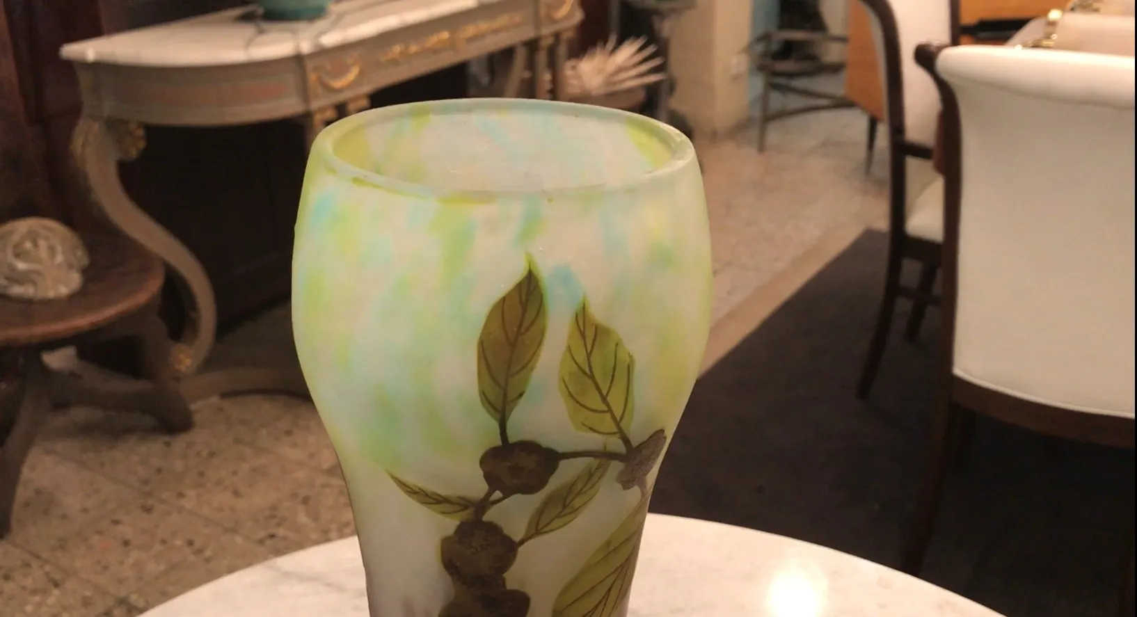 vetro antico con foglie decorative firmato