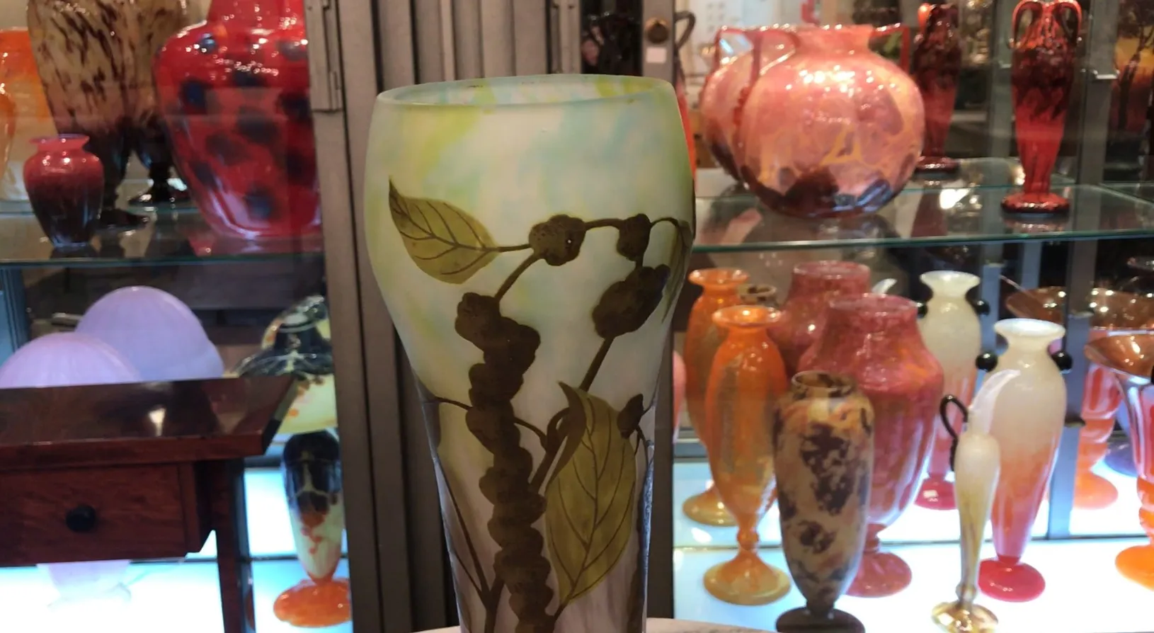 Vaso antico firmato Daum Nancy con foglie decorative