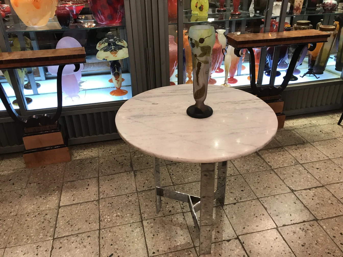 Vase de vidrio firmado Daum Nancy en un entorno de antigüedades