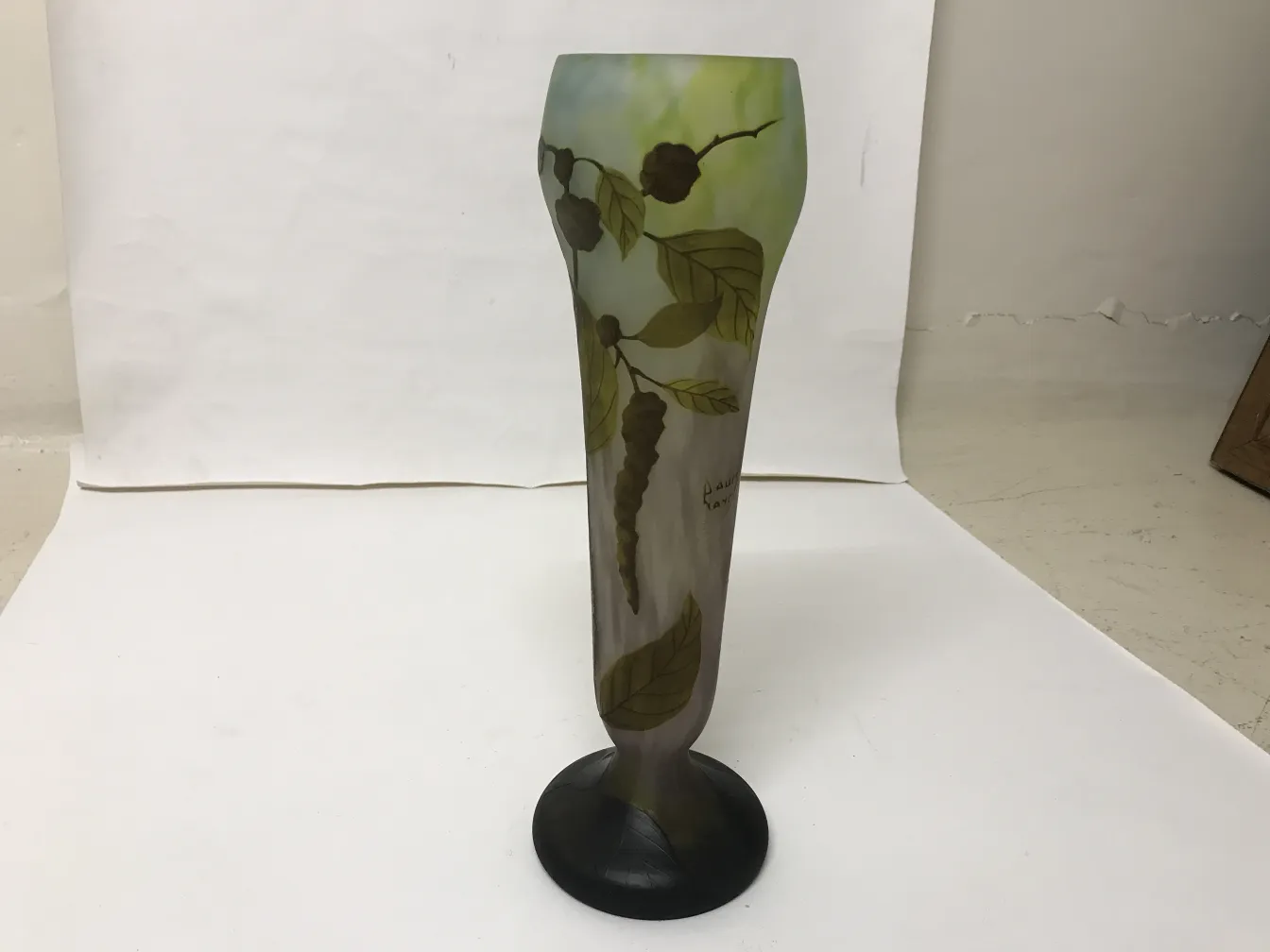 jarrón vintage con diseño de hojas en tonos verdes y marrones