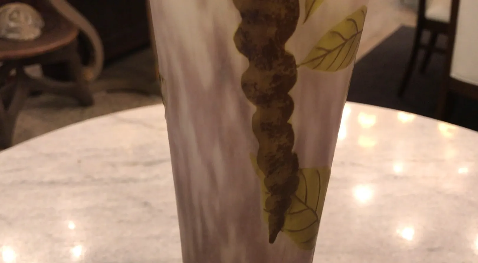 altes Glas mit Blättermuster, daum nancy