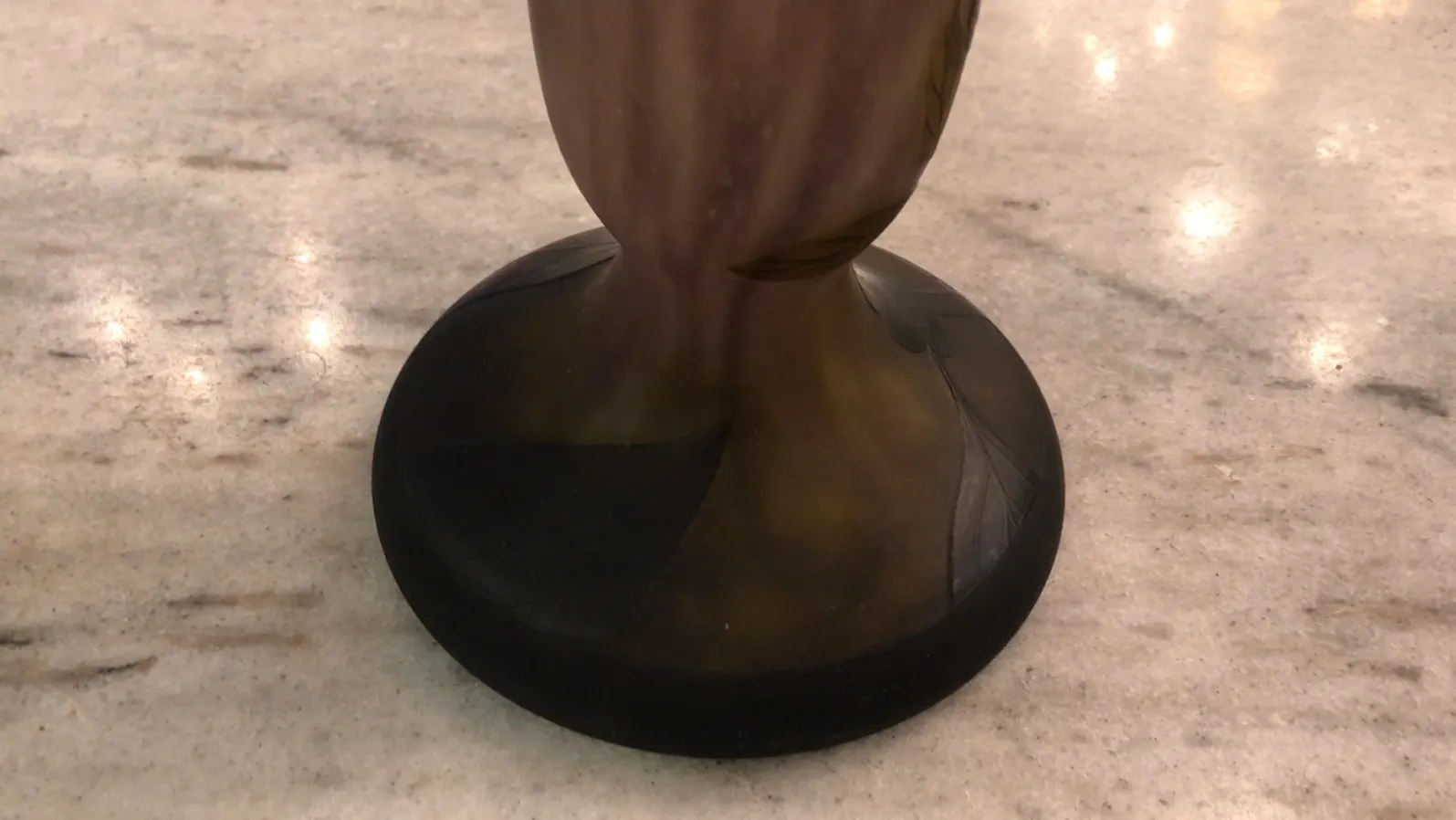 base of the elegant signed glass by Daum Nancy with unique details