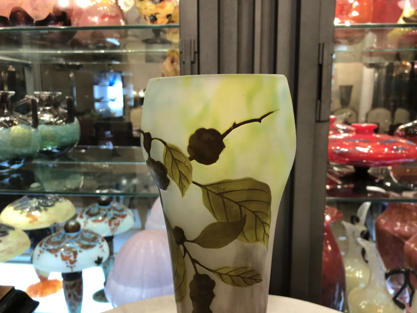 antikes signiertes Glasstück mit floralem Design