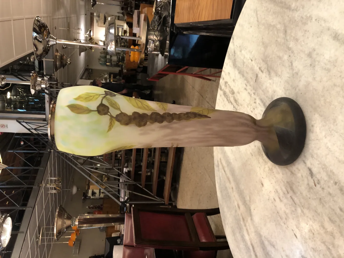 Vaso antigo de vidro assinado Daum Nancy com design natural