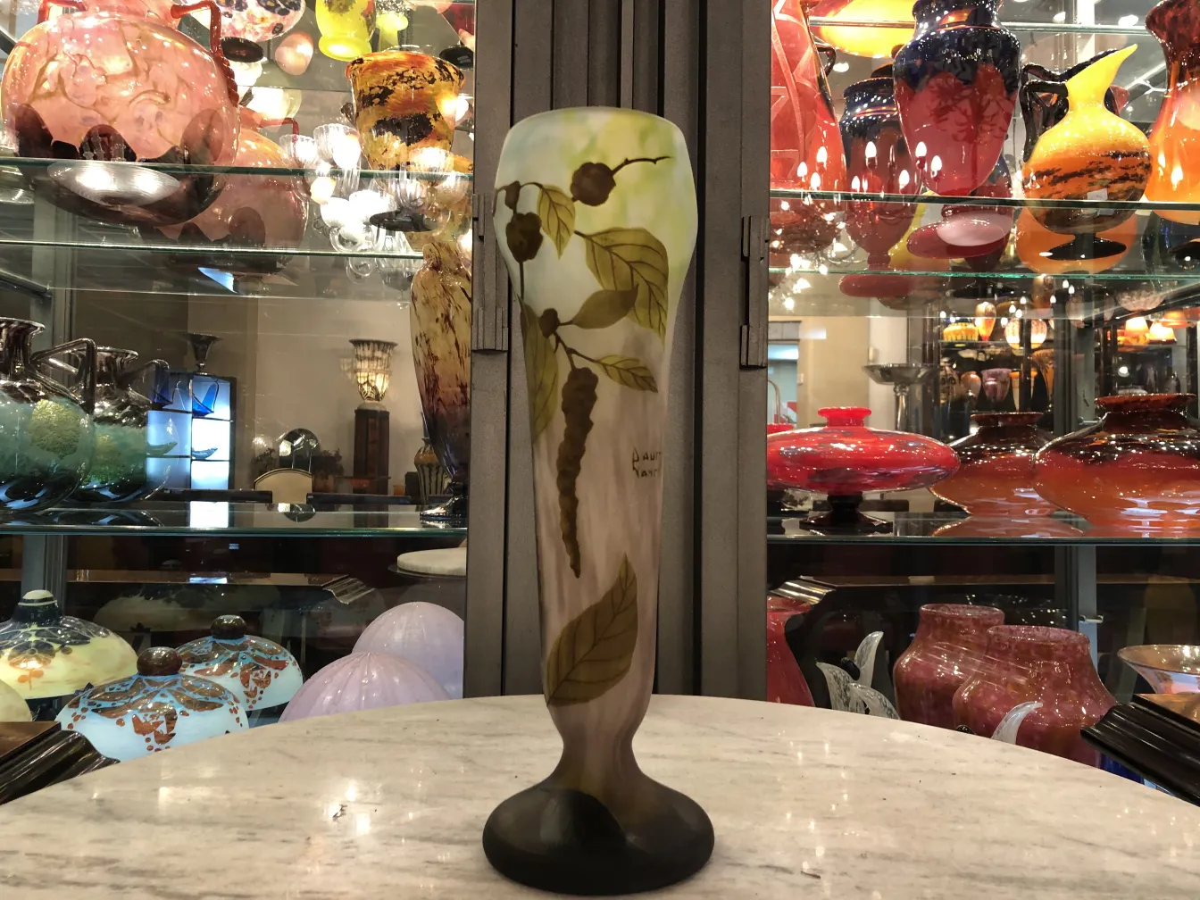 Vaso de vidro antigo com desenho de folhas e caules