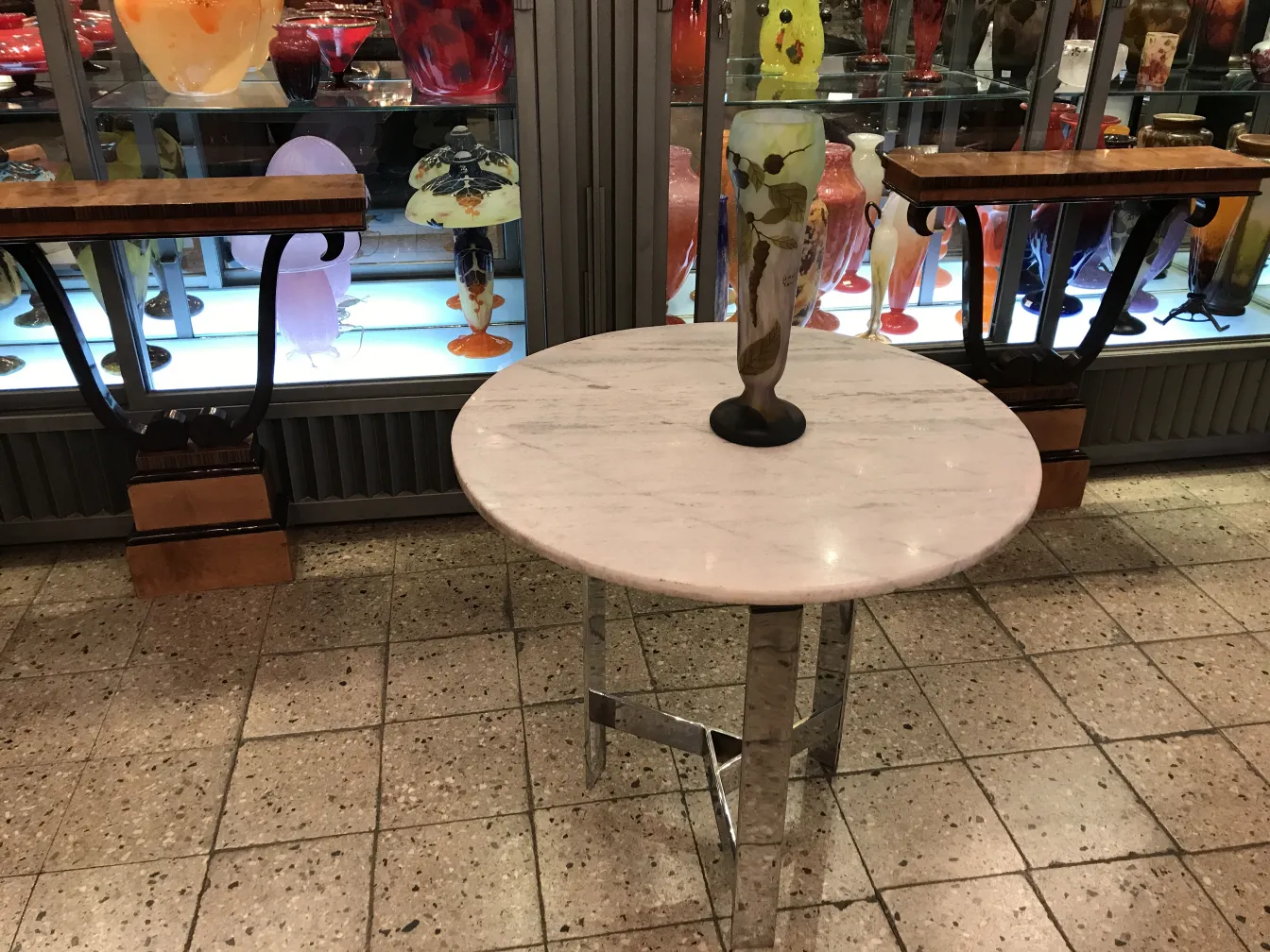 Vidro assinado Daum Nancy em mesa de mármore, fundo artístico