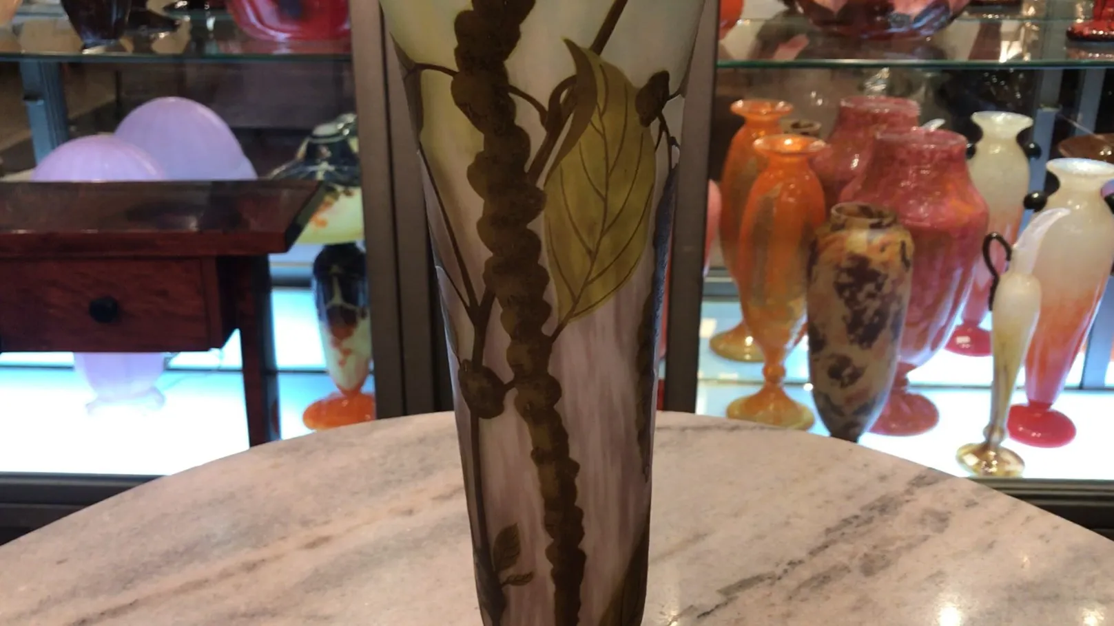 Vase ancien en verre avec motif de feuilles et tiges vertes, Daum Nancy