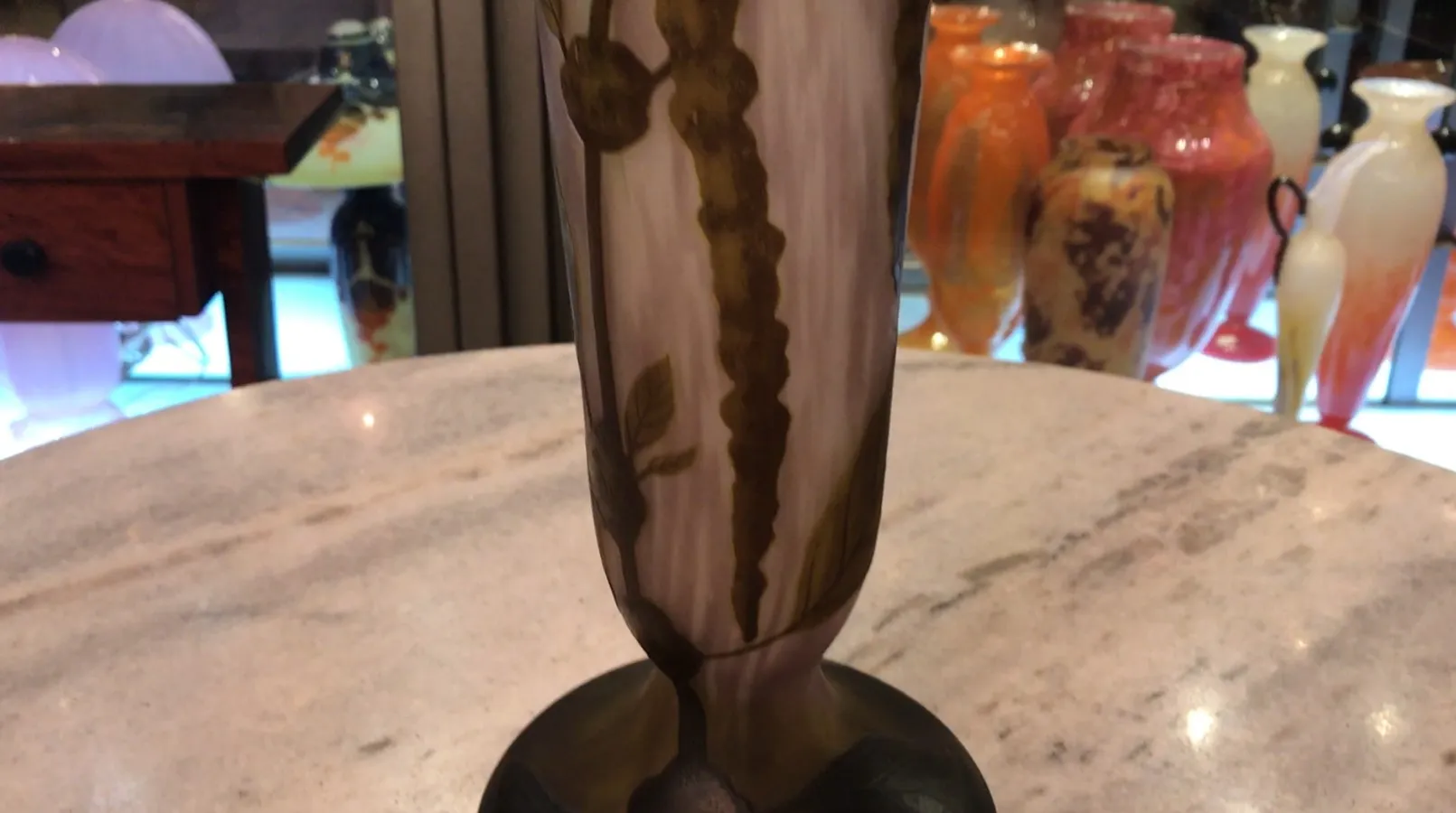 Vaso in vetro antico con design floreale di Daum Nancy.