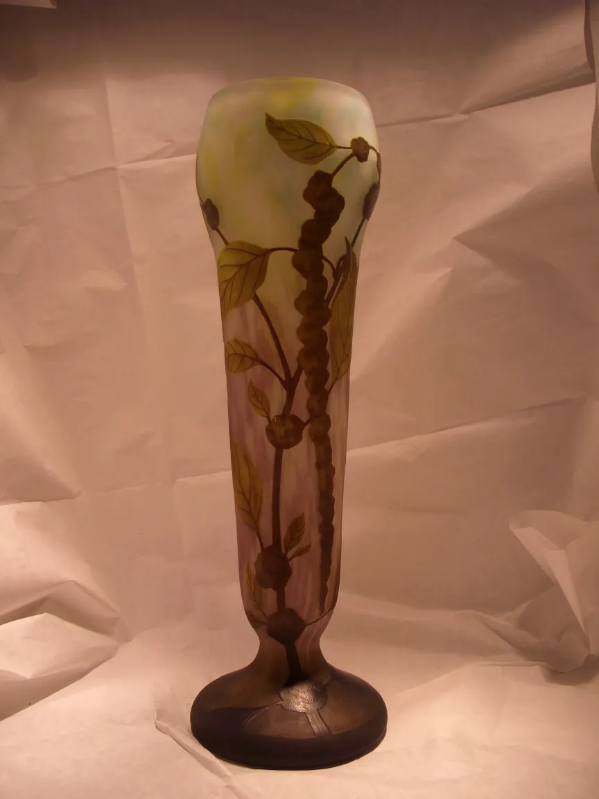 Vaso decorativo antico con foglie gialle e viola