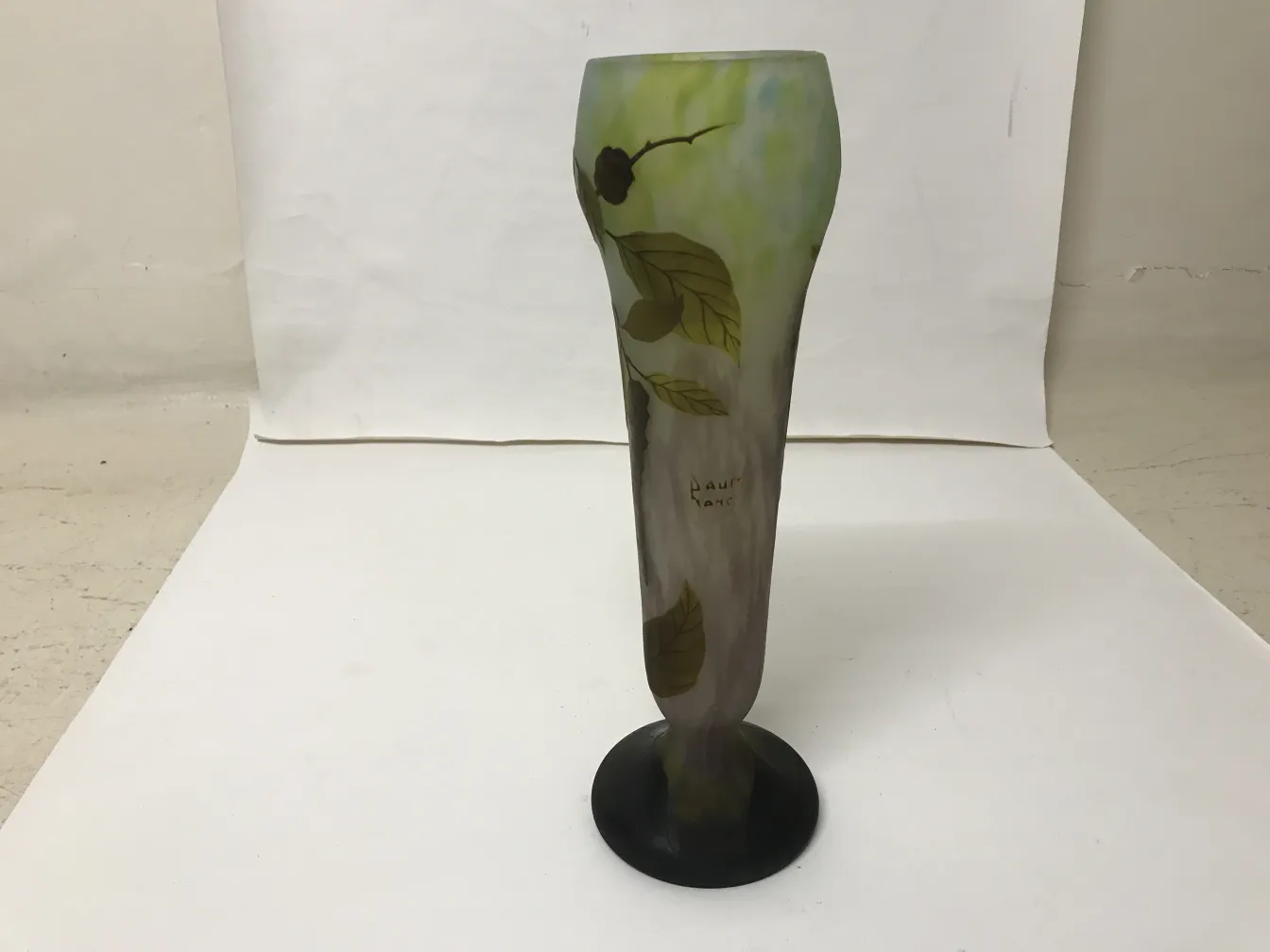 Vaso antico firmato Daum Nancy con design di foglie