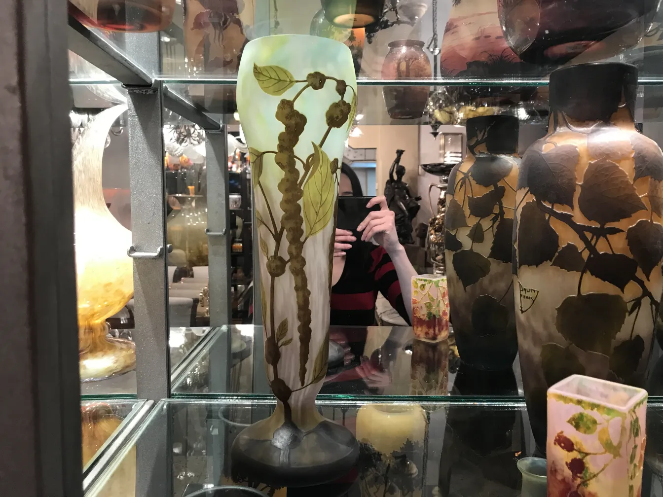 签名玻璃瓶达姆南希，带有叶子和花，在古典环境中。