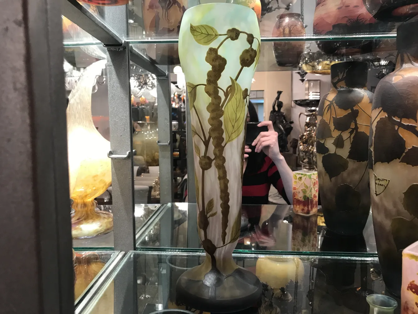 装饰性达姆南希签名玻璃花瓶带花