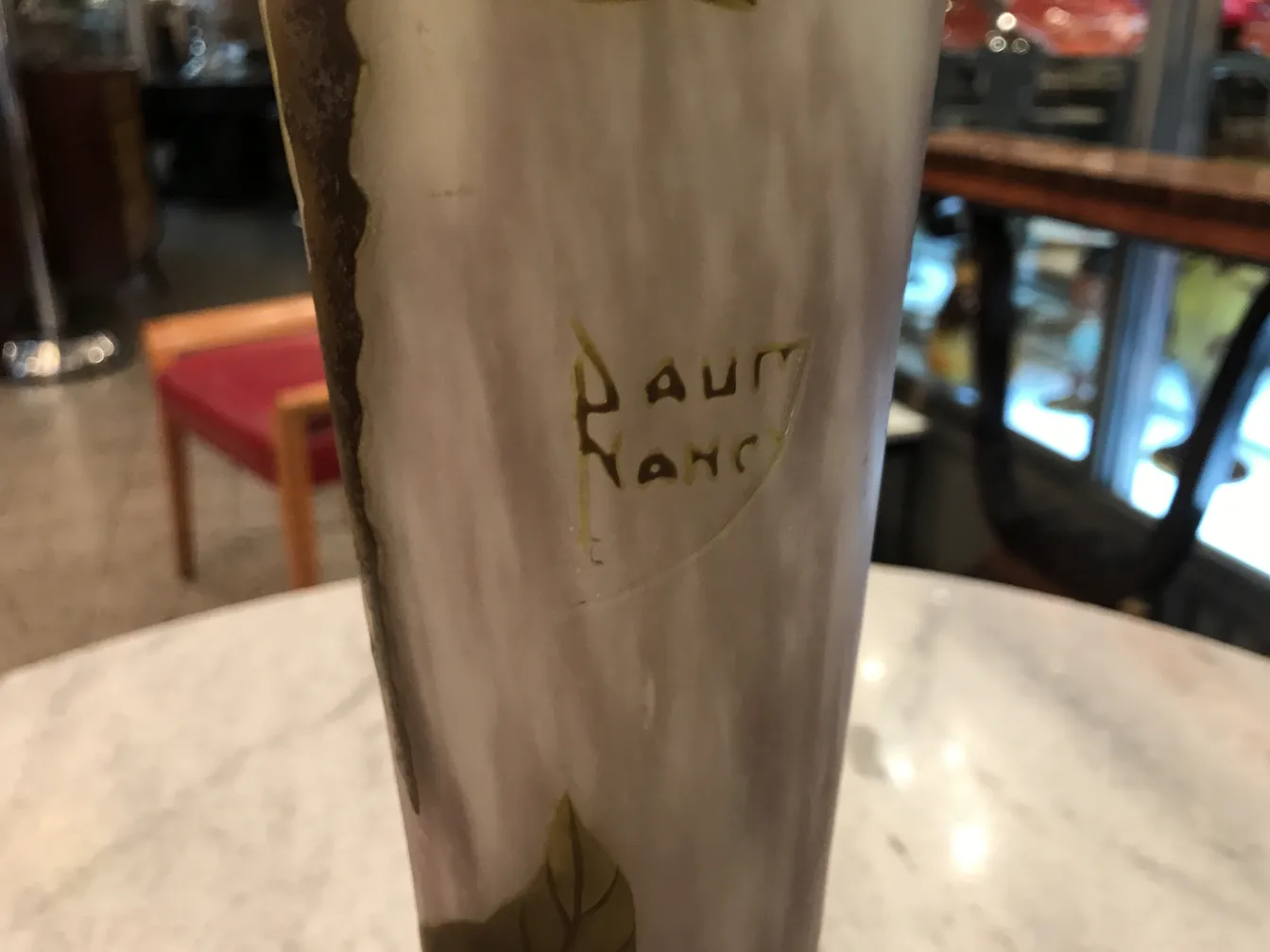 Vetro antico firmato Daum Nancy con design di foglie.