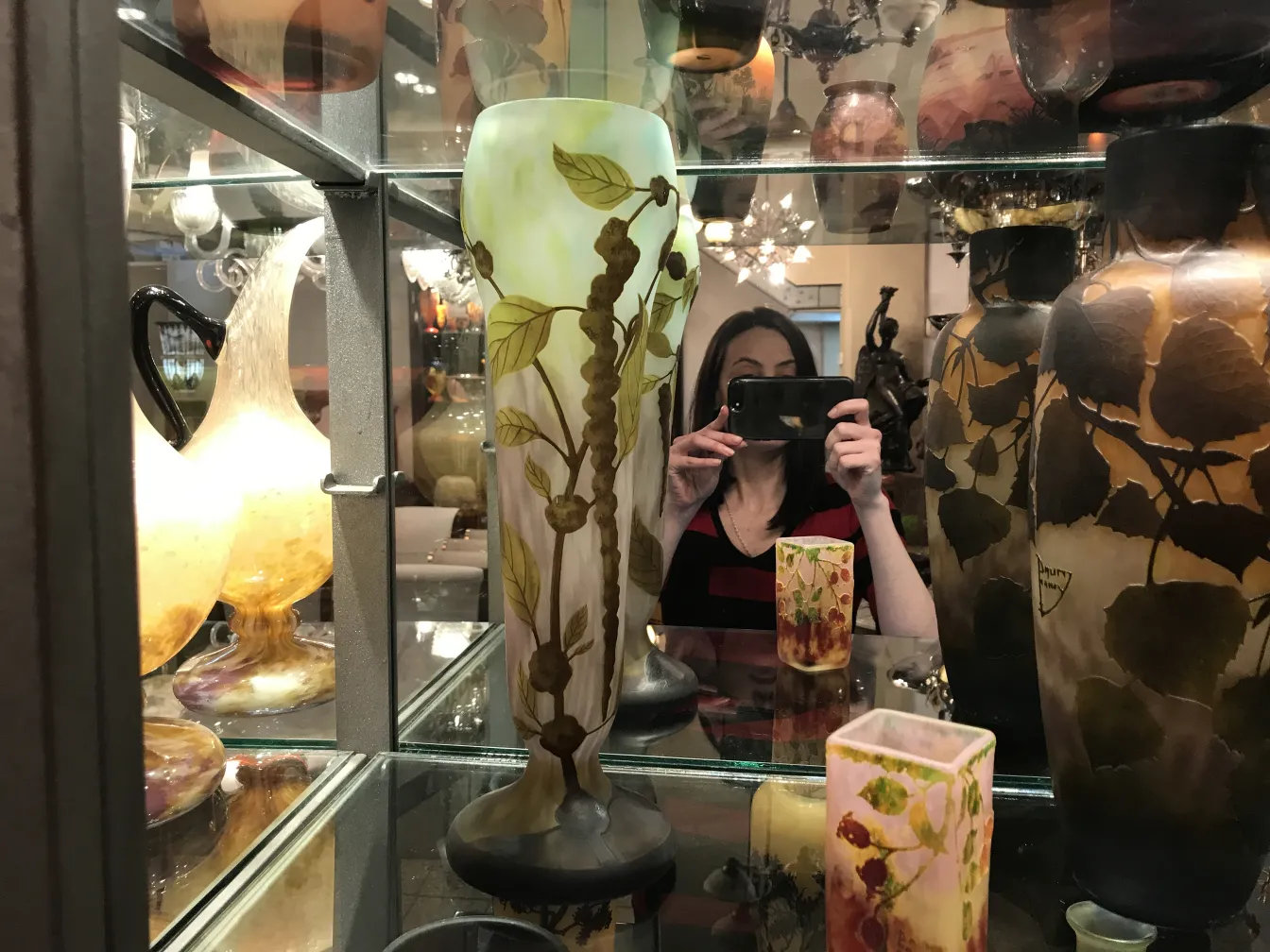 антикварное подписанное стекло даум нэнси с рисунком листьев, выставлено в витрине