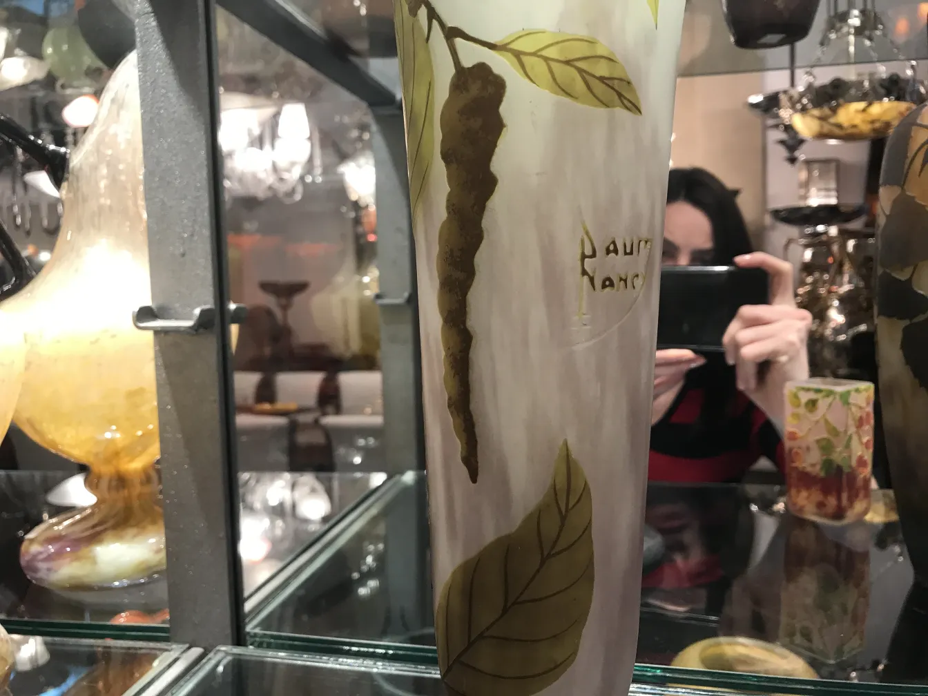 Vaso antico con design di foglie e firma Daum Nancy
