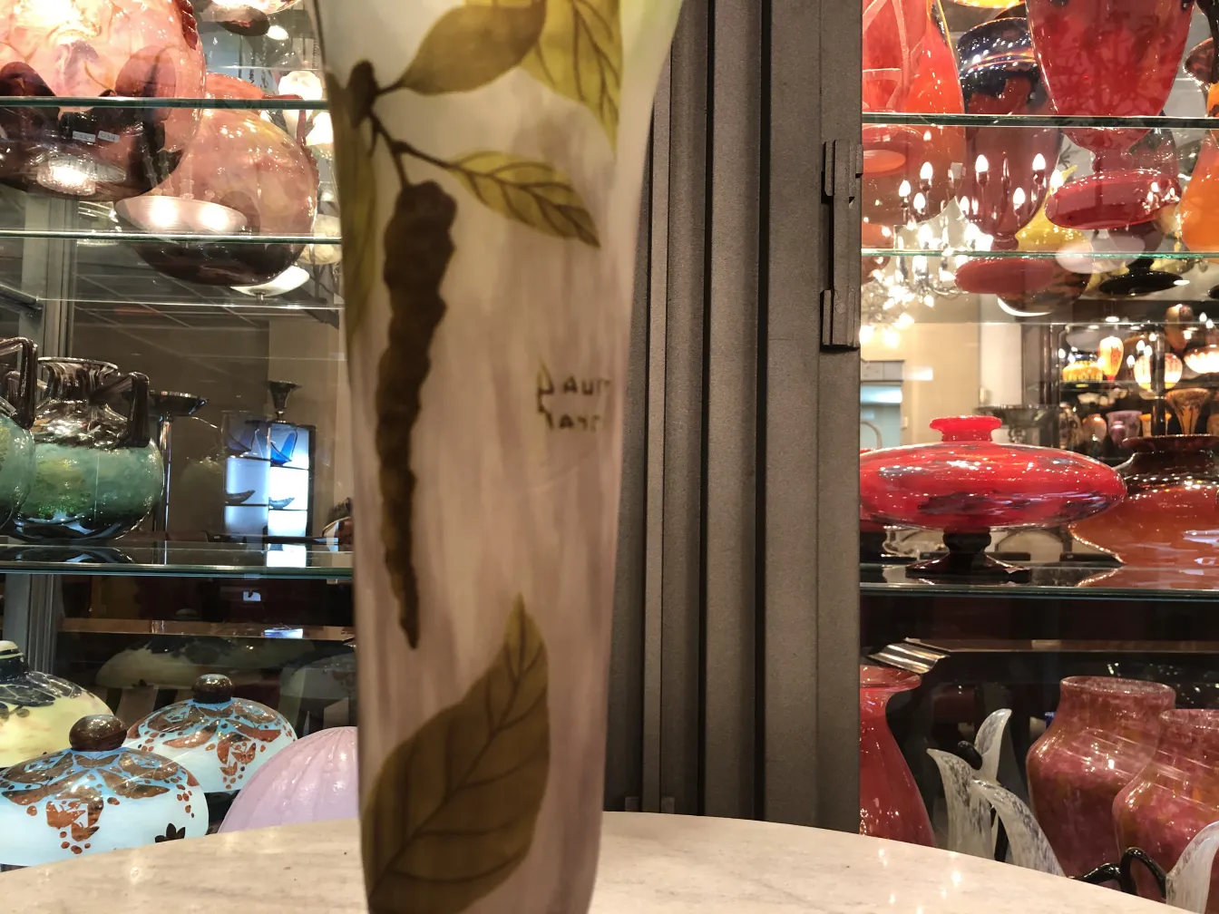 vase mit blättern und daum nancy signatur, dekorativer hintergrund