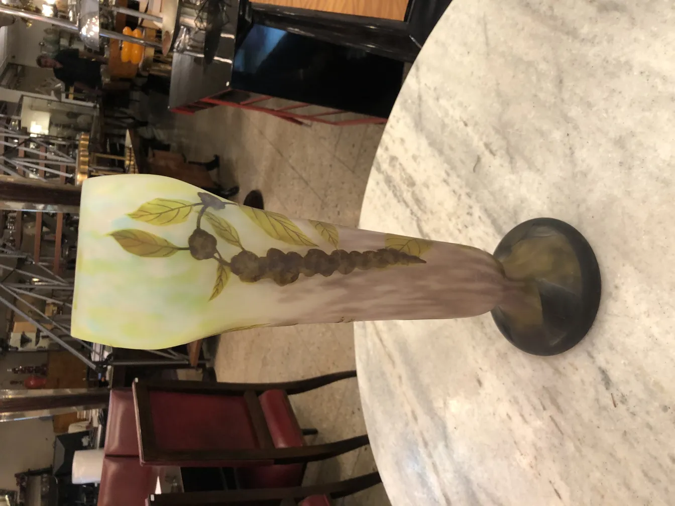 Vaso antico daum nancy con design di foglie, atmosfera accogliente.