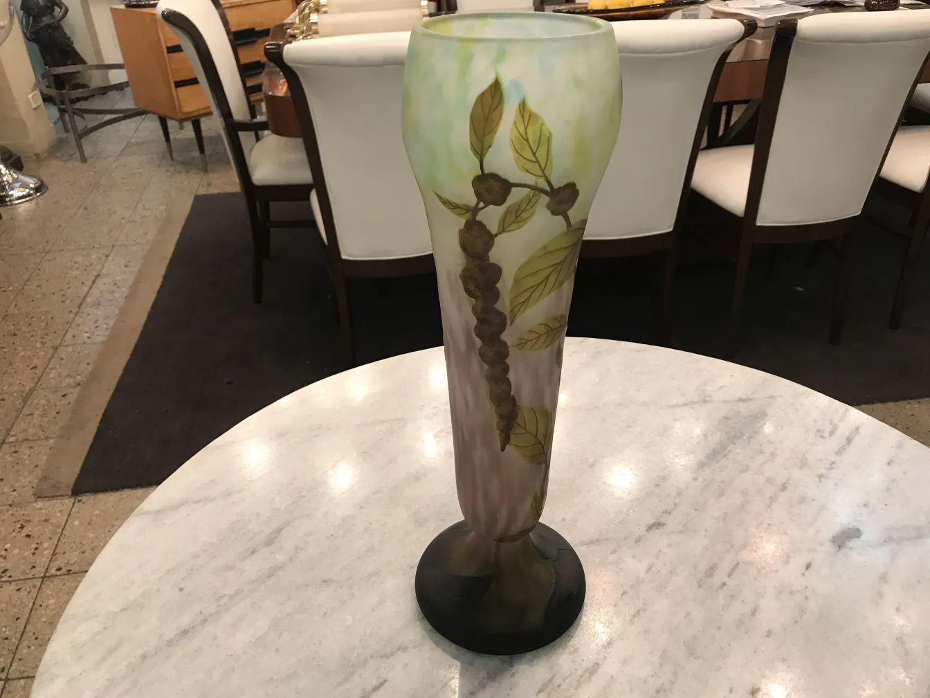 Vaso antiguo de vidrio firmado Daum Nancy con hojas decorativas