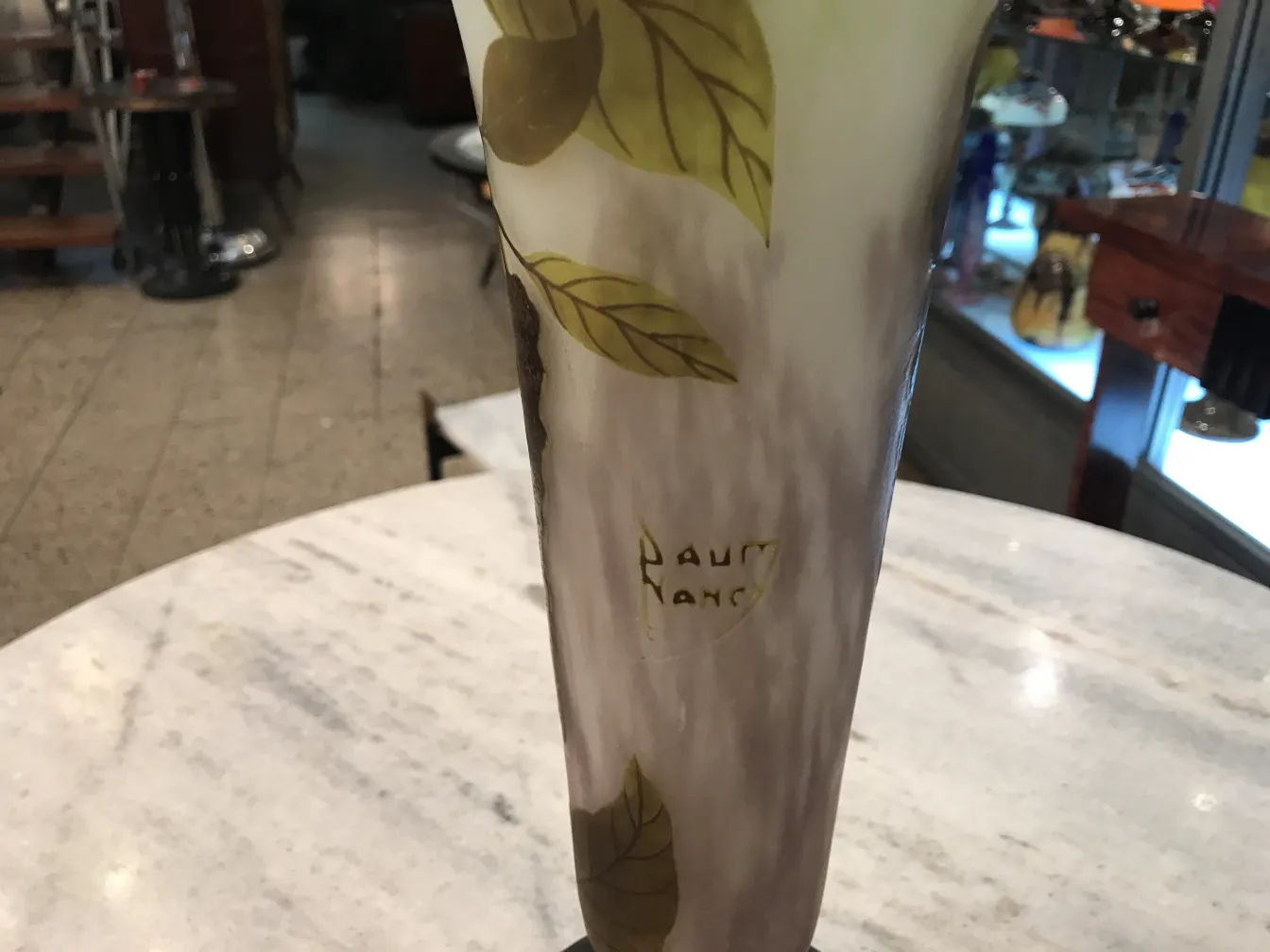 Antikes signiertes Glas von Daum Nancy mit dekorativen Blättern in einer Antiquitätenumgebung