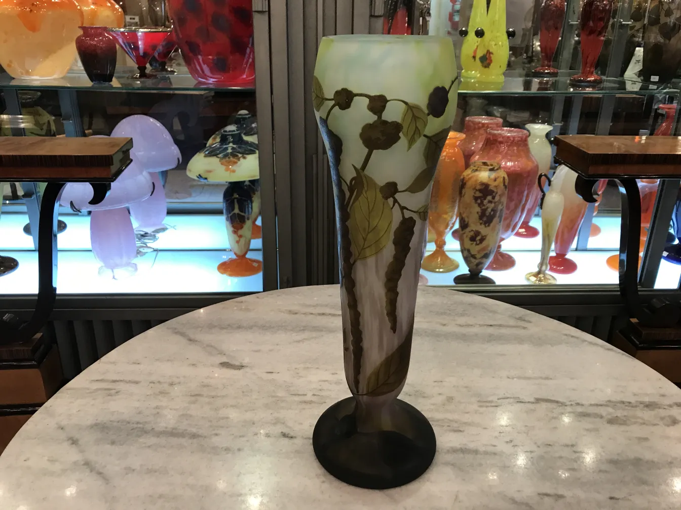 高个花瓶，上面有叶子和浆果的设计，背景柔和，展示在复古环境中。