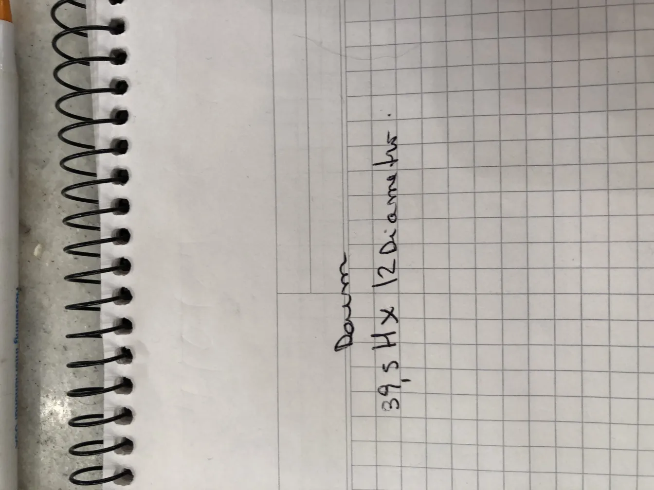 サイン入りグラス（ダウムナンシー）に刻印や詳細。古い雰囲気が見える。