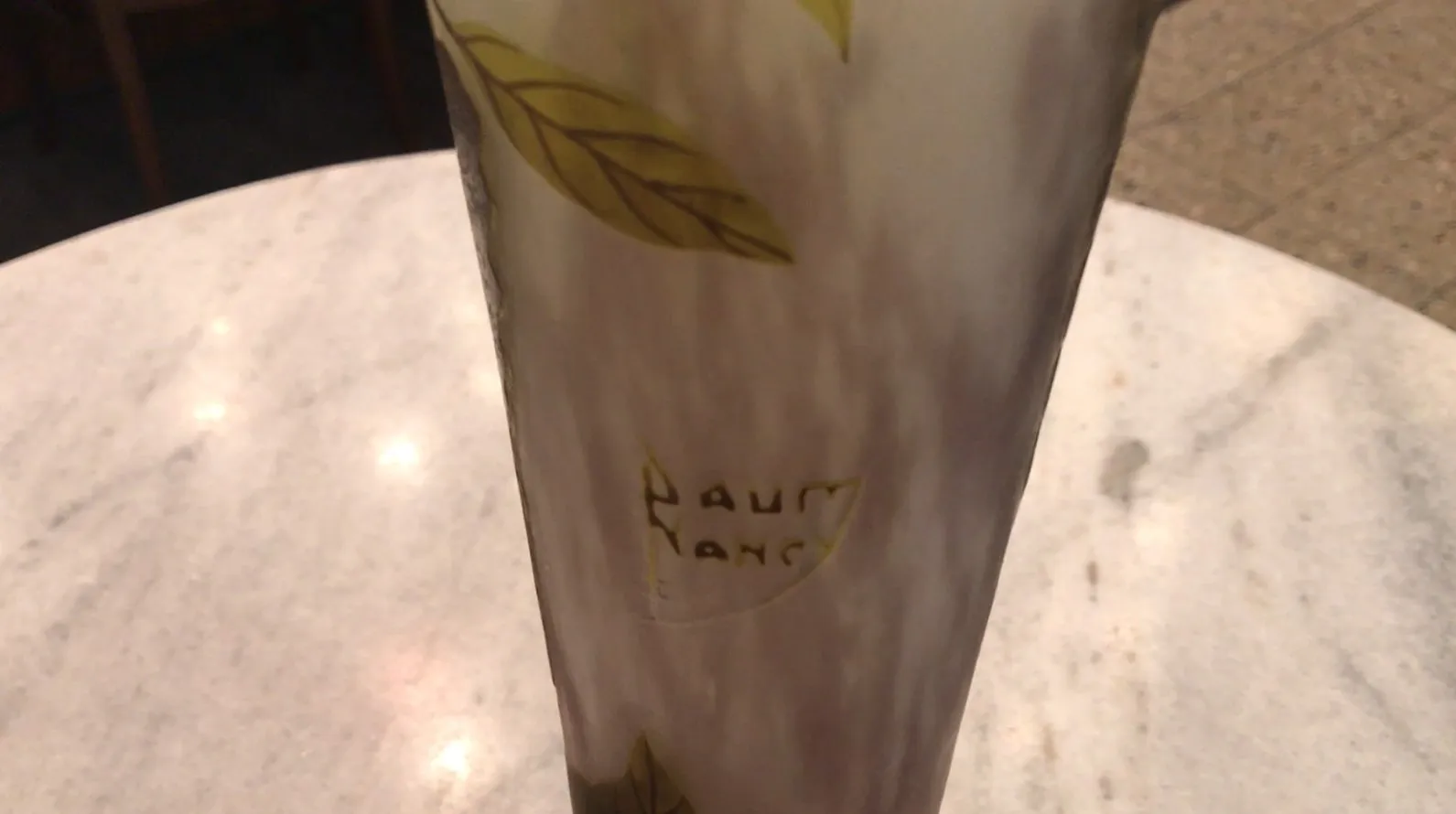 SIGNED GLASS Daum Nancy with leaves and delicate details