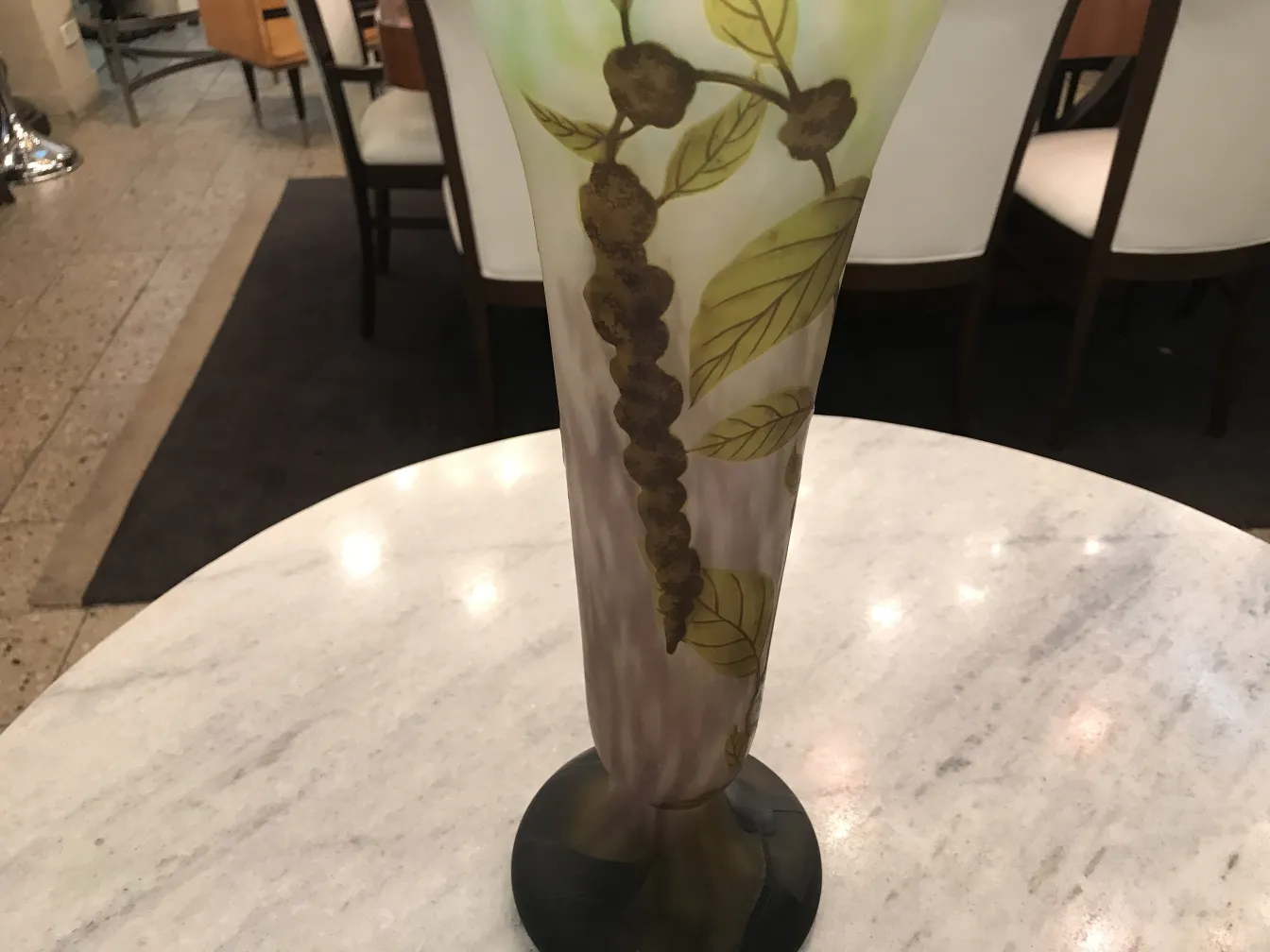 Vaso antigo de vidro assinado Daum Nancy com design de folhas