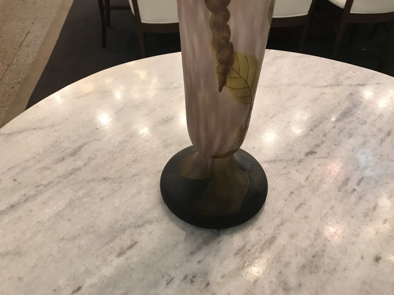 다움 낭시 서명된 앤티크 유리잔 어두운 받침대에 장식용 잎.