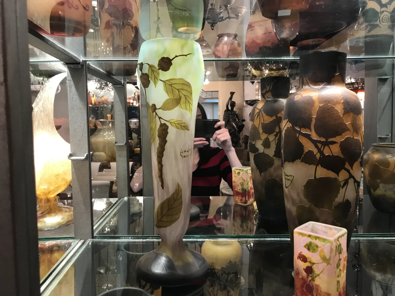 vetro firmato da daum nancy con design floreale in un ambiente di antiquariato