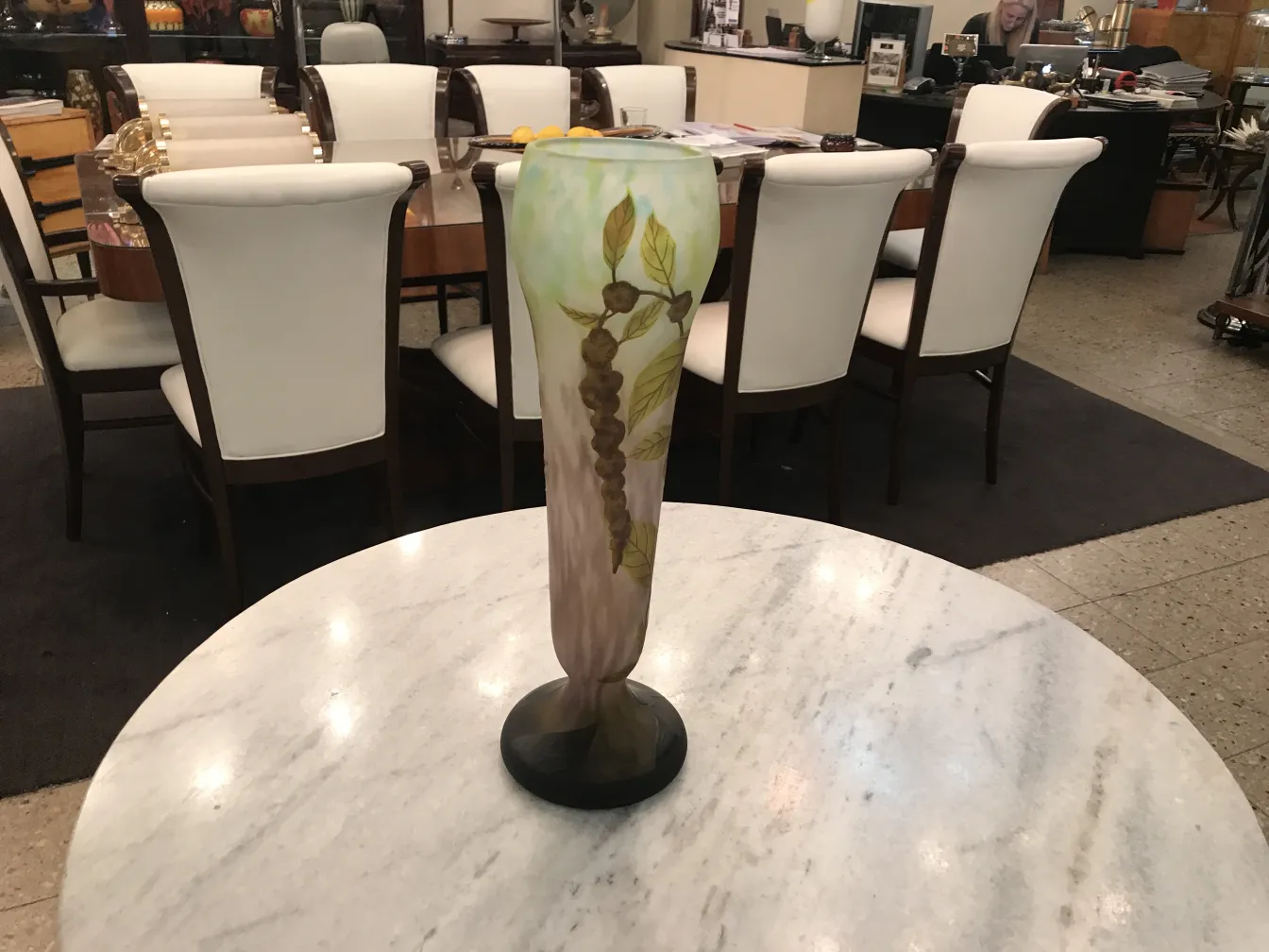 Antike vase mit blatt- und fruchtdesign, daum nancy