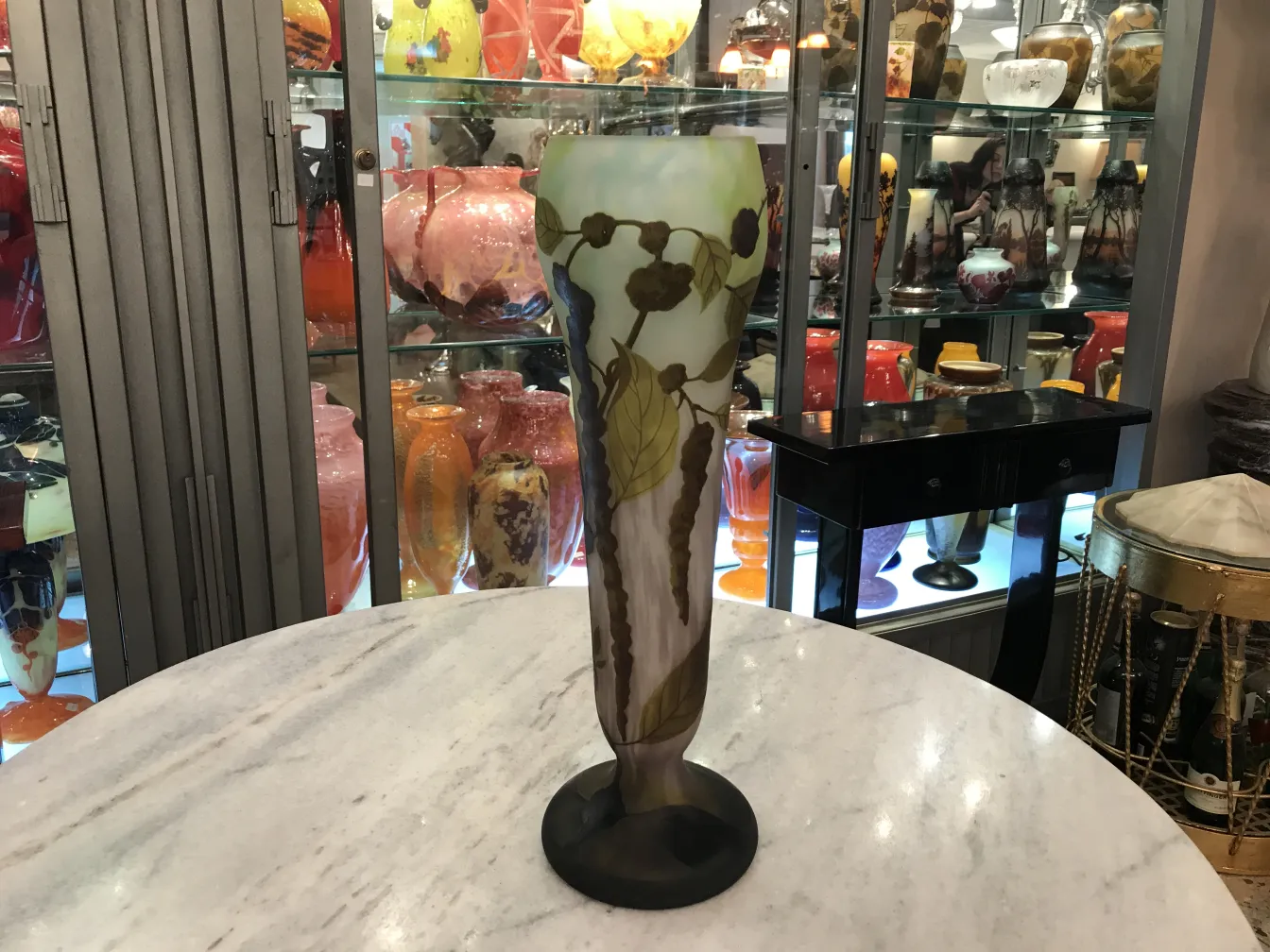 Verre ancien avec signature, orné de feuilles dans une exposition colorée