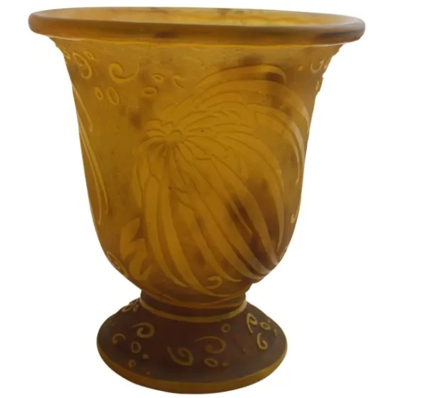 Verre signé Daum Nancy avec design décoratif et base