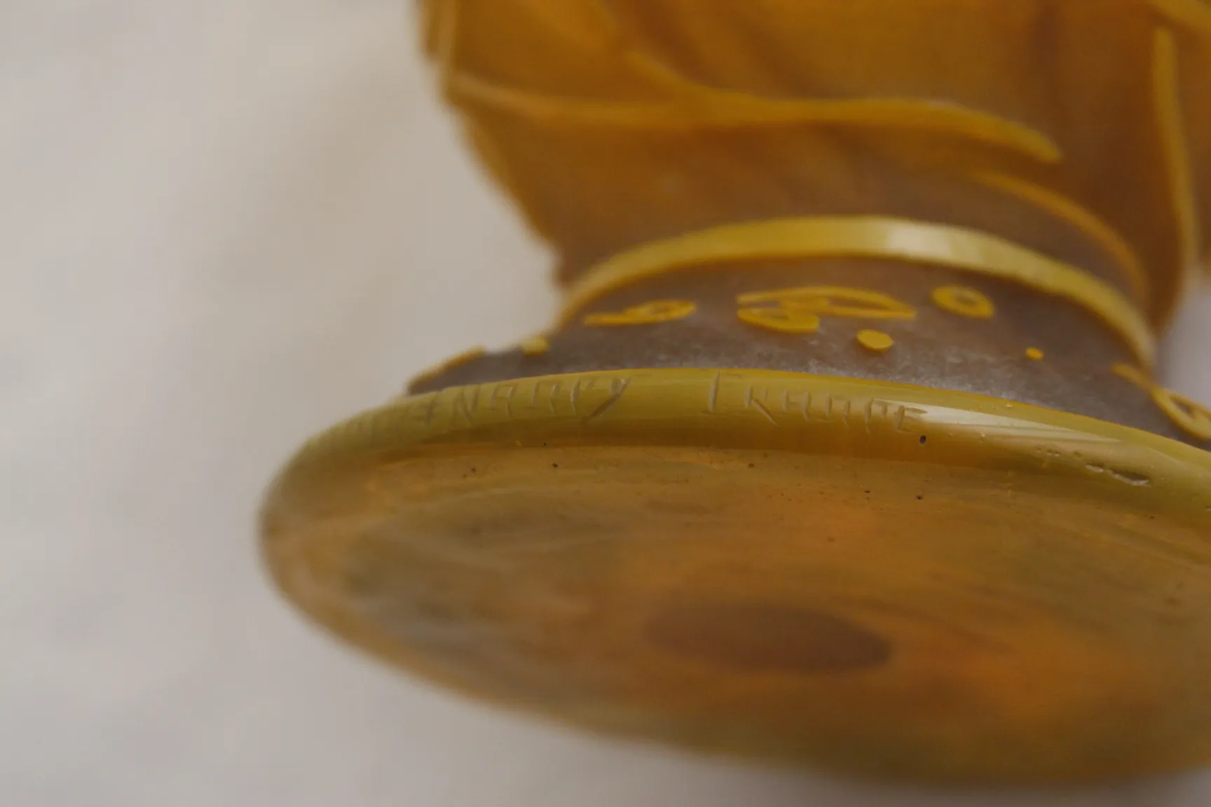 Vidrio antiguo firmado Daum Nancy con decoración elegante.