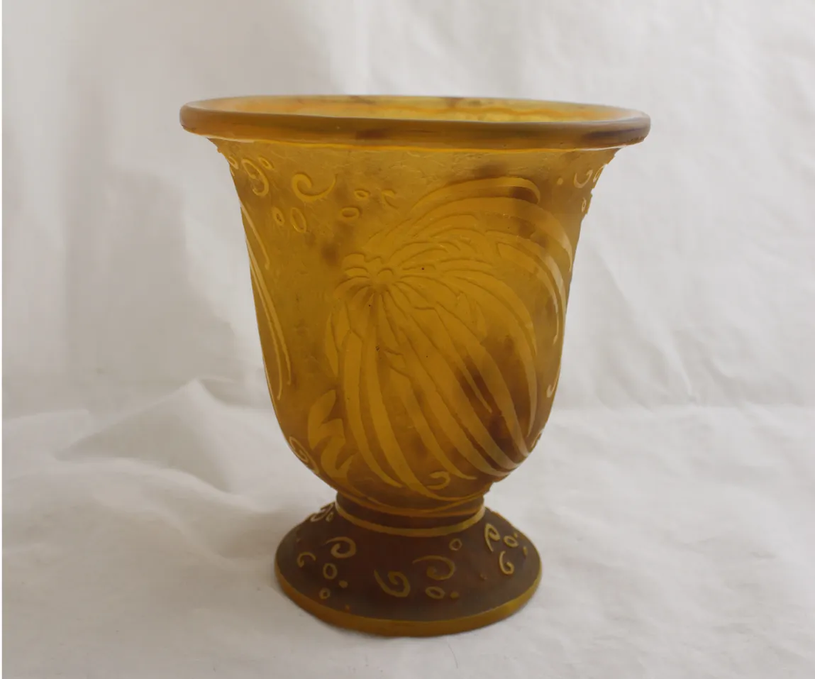 antike Vase aus signiertem Glas Daum Nancy, goldene Farbe mit dekorativen Details