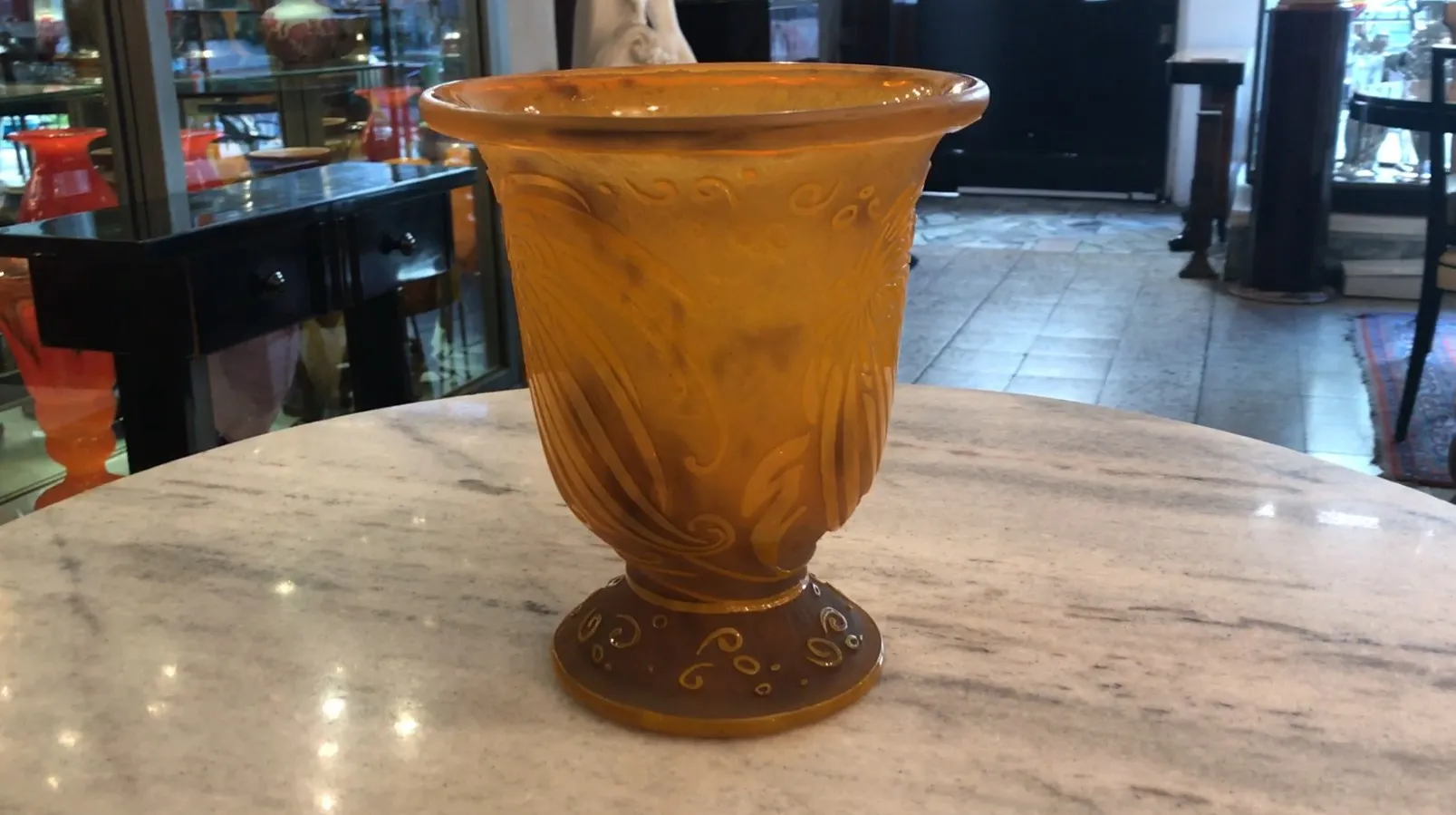 Vaso antiguo de cristal con diseños en relieve, firmado.