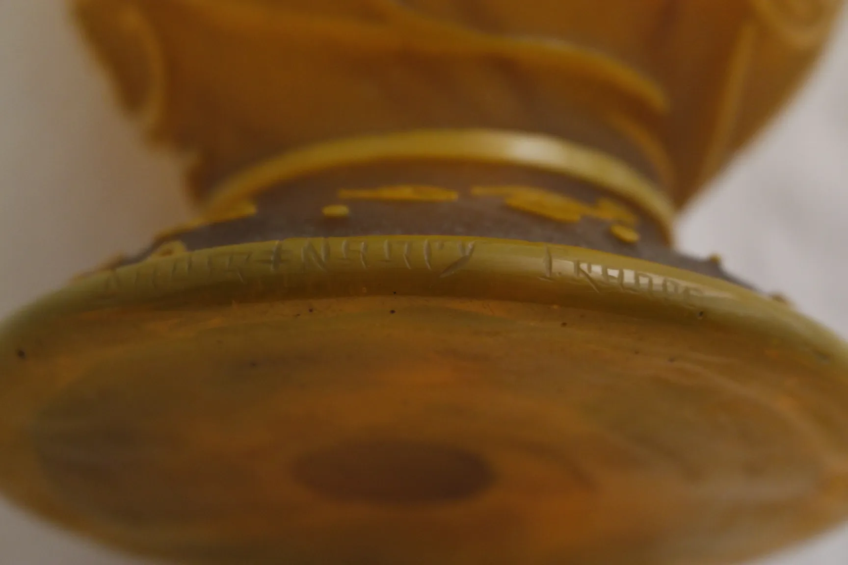 Vidro assinado antigo da Daum Nancy com detalhes intrincados. Fundo suave e brilhante.