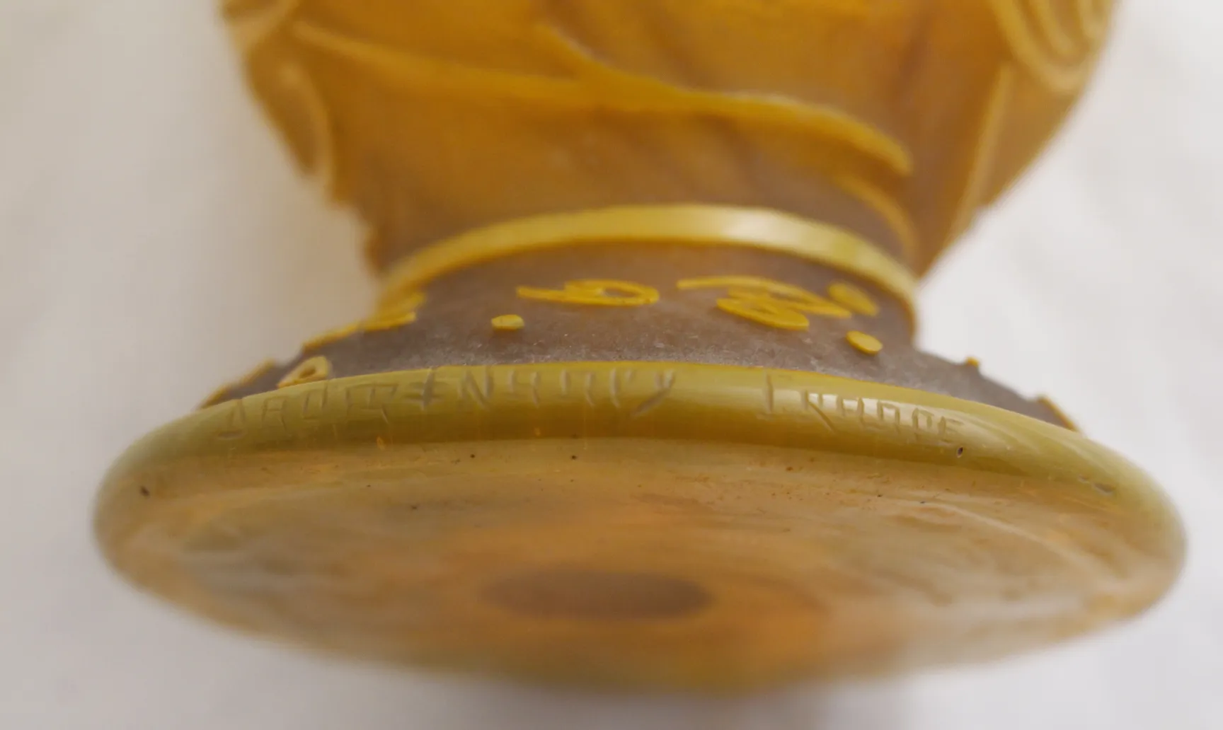 Vidrio firmado Daum Nancy con detalles elegantes en un entorno neutral.