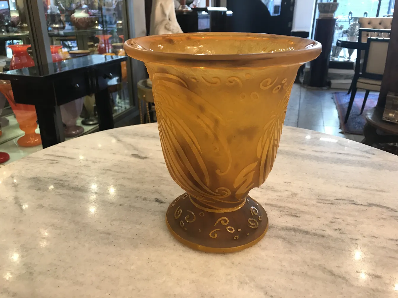Vaso antico in vetro firmato Daum Nancy di colore ambra con motivi decorativi.