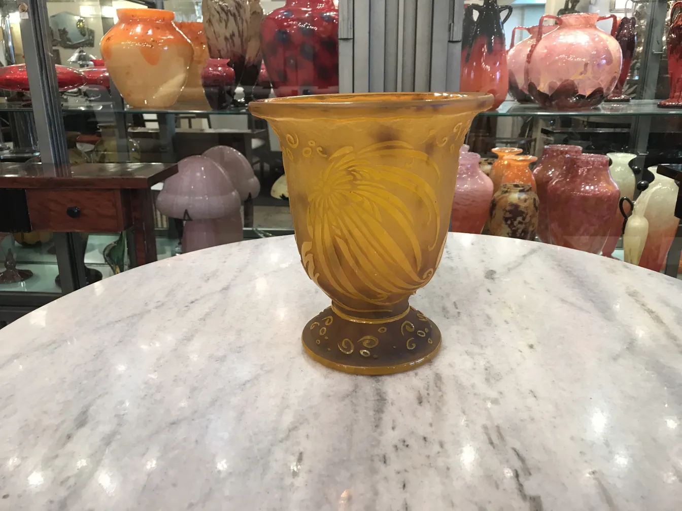 vase en verre signé daum nancy dans une vitrine vintage