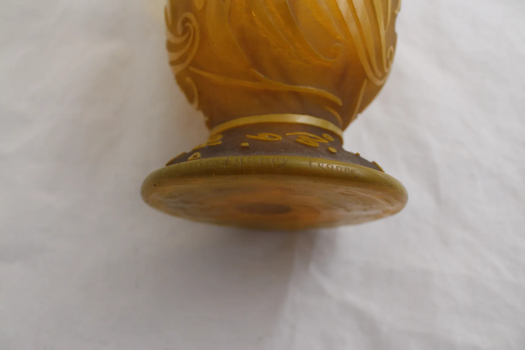 vidrio antiguo firmado de Daum Nancy, estilo elegante y detalles dorados