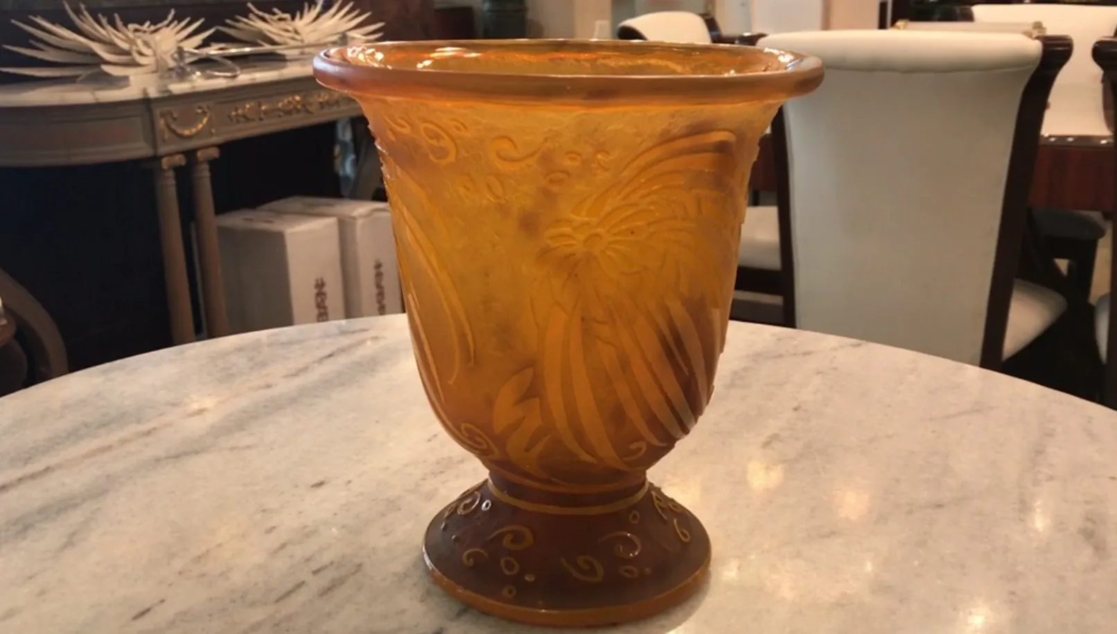 Antiquariato vetro firmato daum nancy con incisioni decorative su uno sfondo sottile.