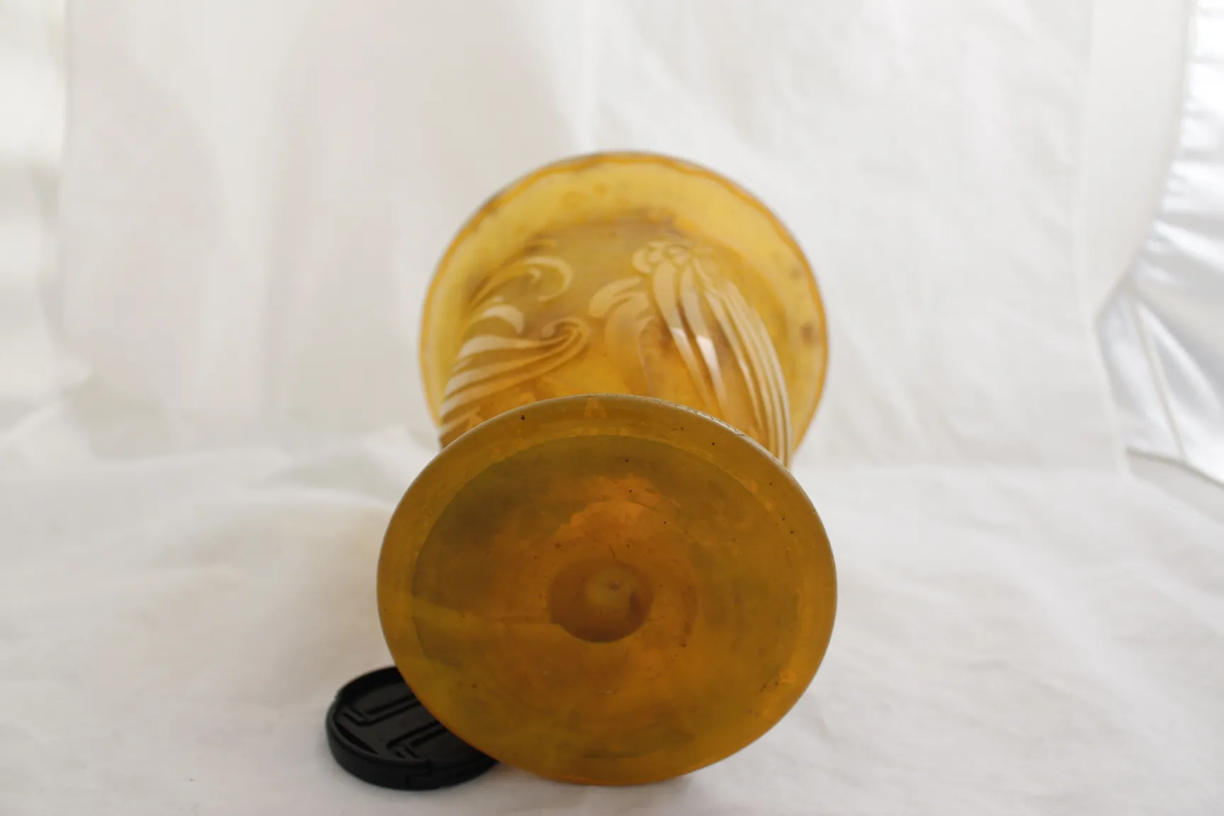 verre signé daum nancy de couleur jaune avec motif