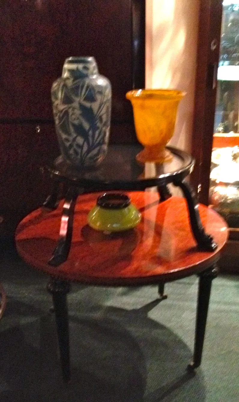 Verre ancien signé Daum Nancy exposé dans un environnement décoratif.