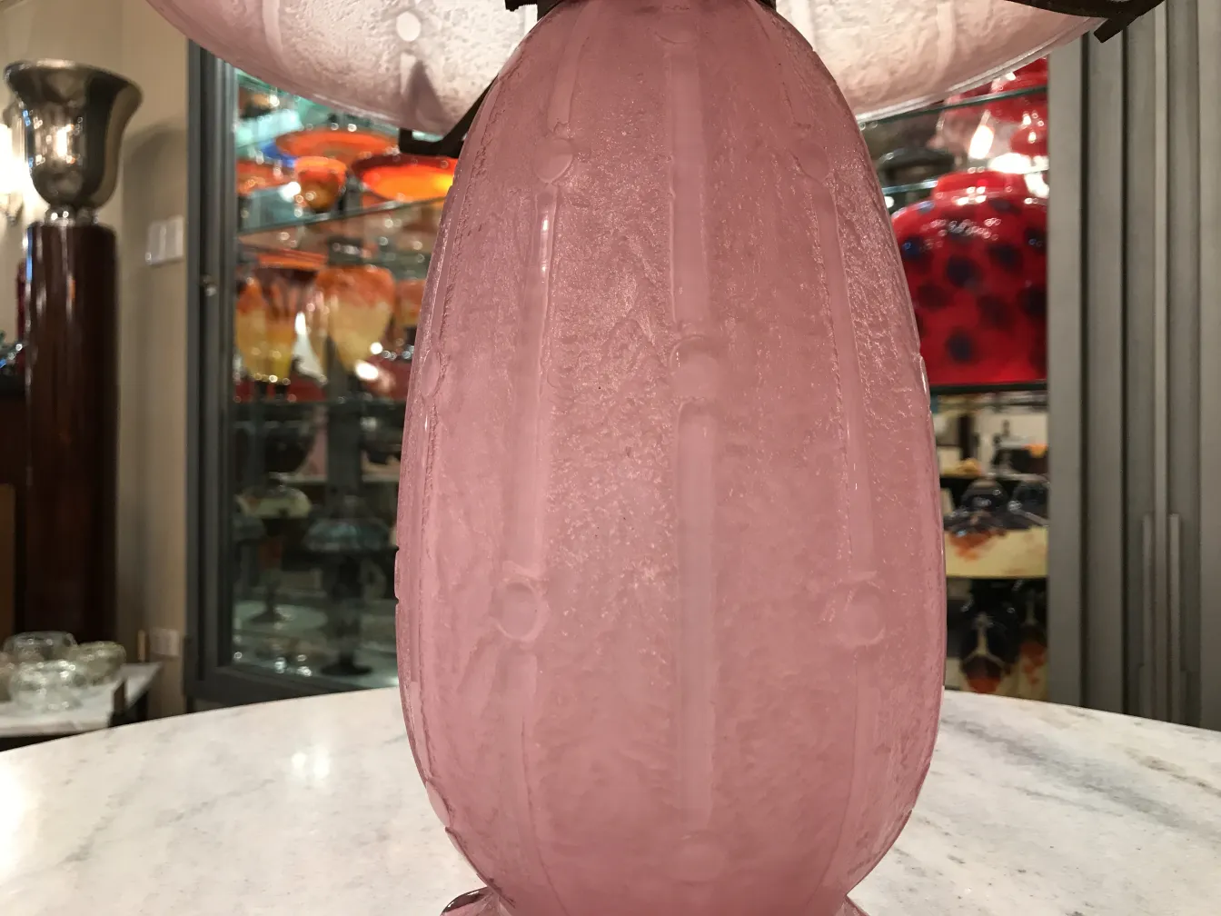 Vetro antico firmato Daum Nancy, colore rosa, decorazione classica, atmosfera elegante.