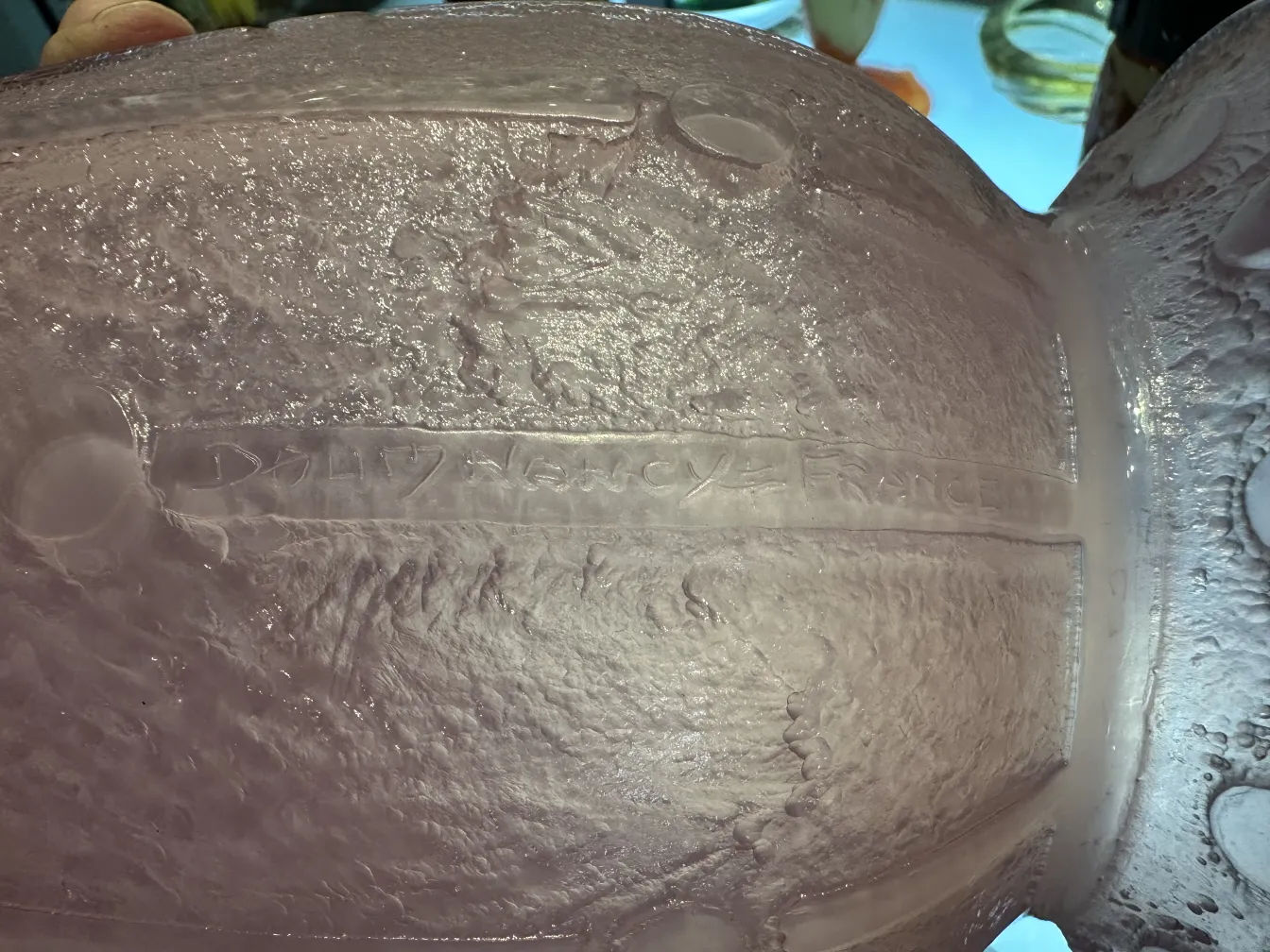 Детализированное античное подписанное стекло от Daum Nancy с уникальной текстурой, мягкий фон.