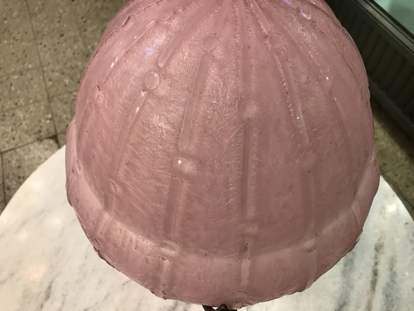 Cúpula de vidro rosa com detalhes e textura, antiquidade Daum Nancy.